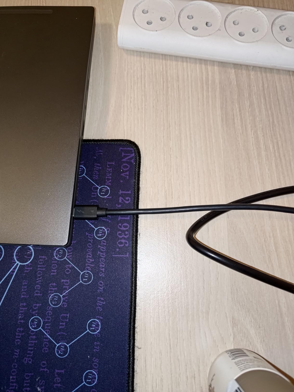 Cable Matters [Intel Certified] 40Gbps Thunderbolt 4 Cable 3.3ft with 8K Video and 240W Charging - 1m, Compatible with USB4, Thunderbolt 3 Cable and USB-C customer photo 1