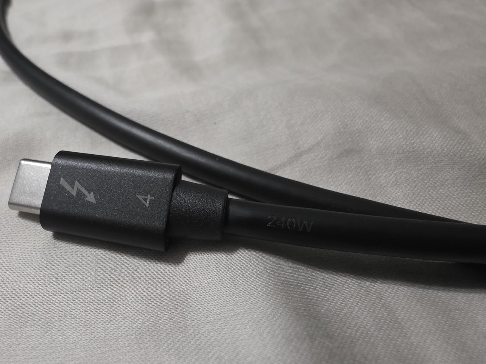 Cable Matters [Intel Certified] 40Gbps Thunderbolt 4 Cable 3.3ft with 8K Video and 240W Charging - 1m, Compatible with USB4, Thunderbolt 3 Cable and USB-C customer photo 2