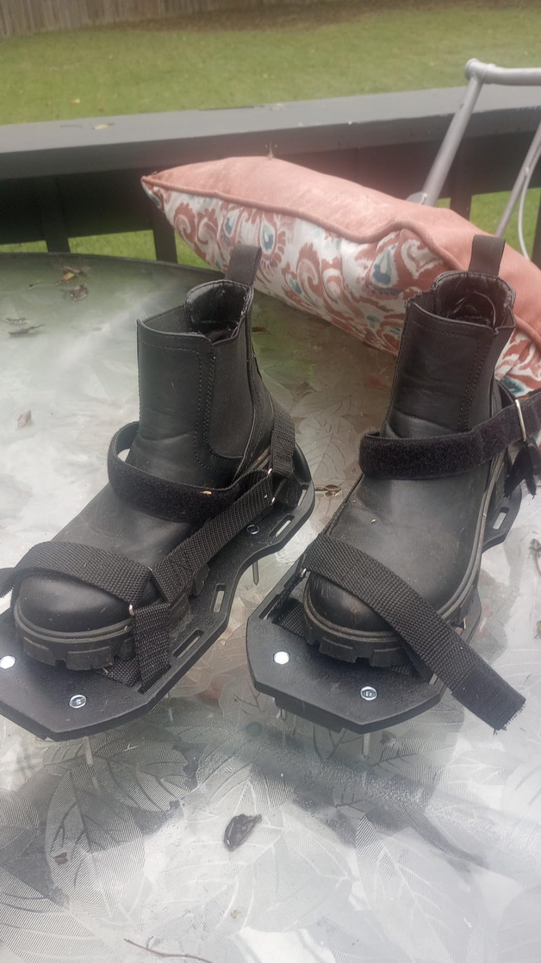 Ohuhu Lawn Aerator Shoes with Hook & Loop Straps, All New Unique Design Free-Installation Heavy Duty Spiked Aerating Sandals, One-Size-Fits-All for Yard Patio Lawn Garden customer photo 1