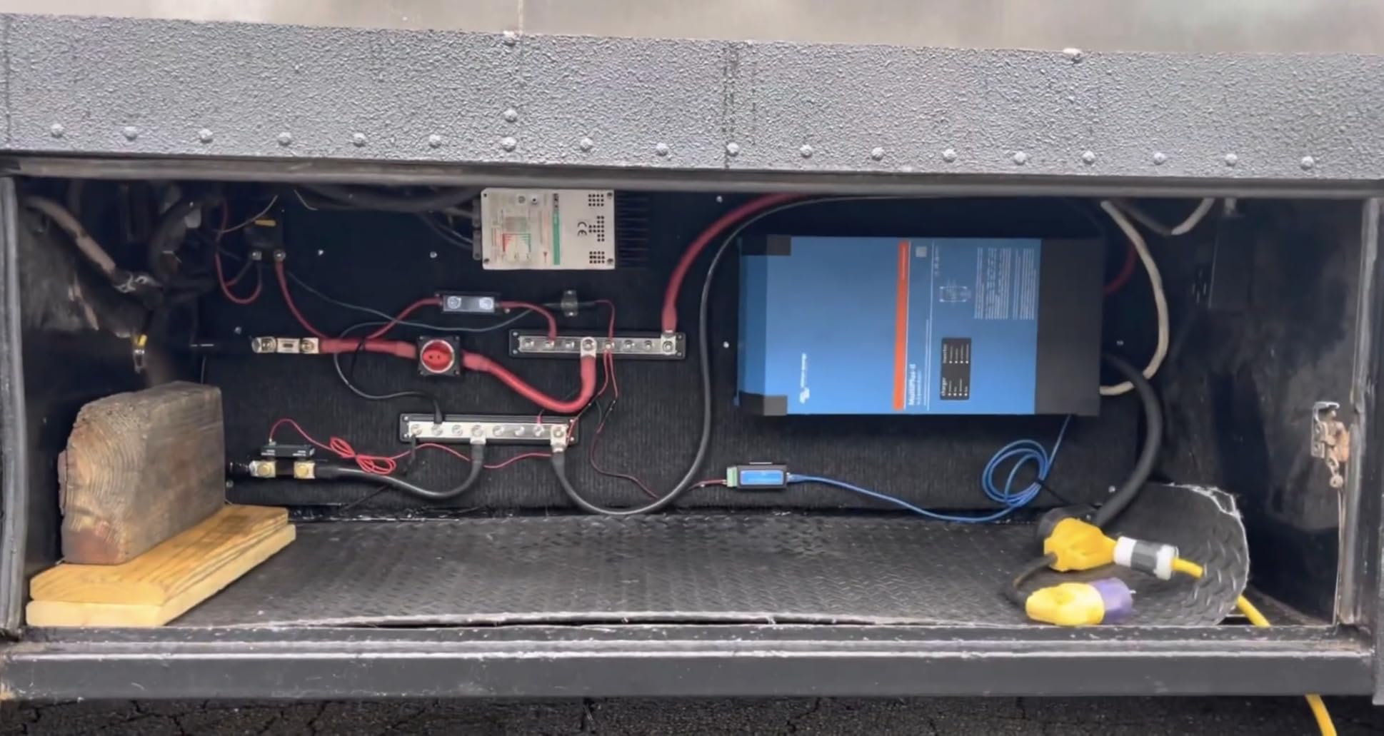 MultiPlus-II - Power Inverter - 2X Pure Sine Wave Inverter Charger for 120 amp Battery - with PowerAssist Technology - 3000VA 12-Volt customer photo 2