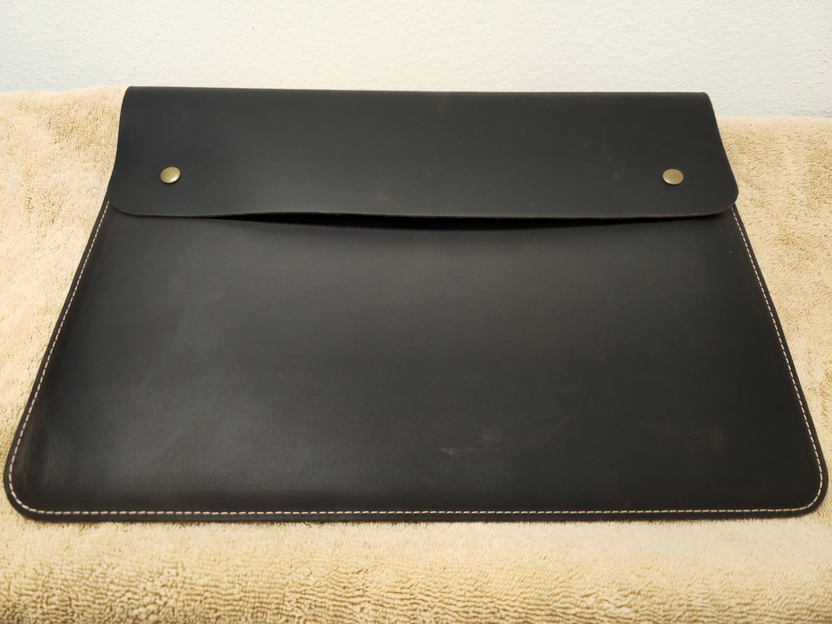 MegaGear Top Grain Leather MacBook Bag Laptop Sleeve for MacBook Pro and MacBook Air Case - 16 Inch - 15 Inch - 15.5 Inch (M4, M3, M2, M2, M1, Pro & Max) 2020 to 2024 Models customer photo 2