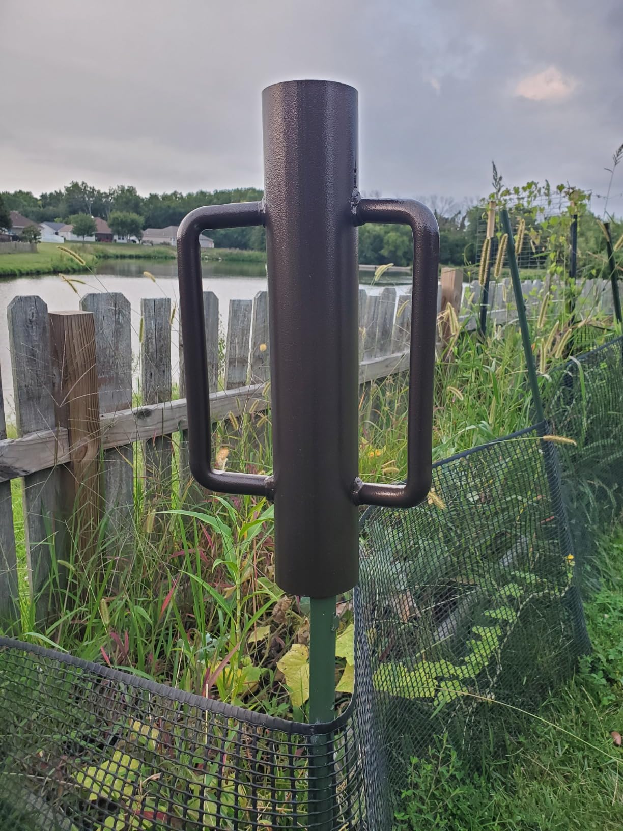 MIXXIDEA 11LB T Post Driver Heavy Duty Fence Post Driver Post Pounder with Handle Steel Post Hole Digger Hand Post Rammer for T-Posts, U Channel, U Fence Post Wooden Post 16.8 Inch customer photo 2