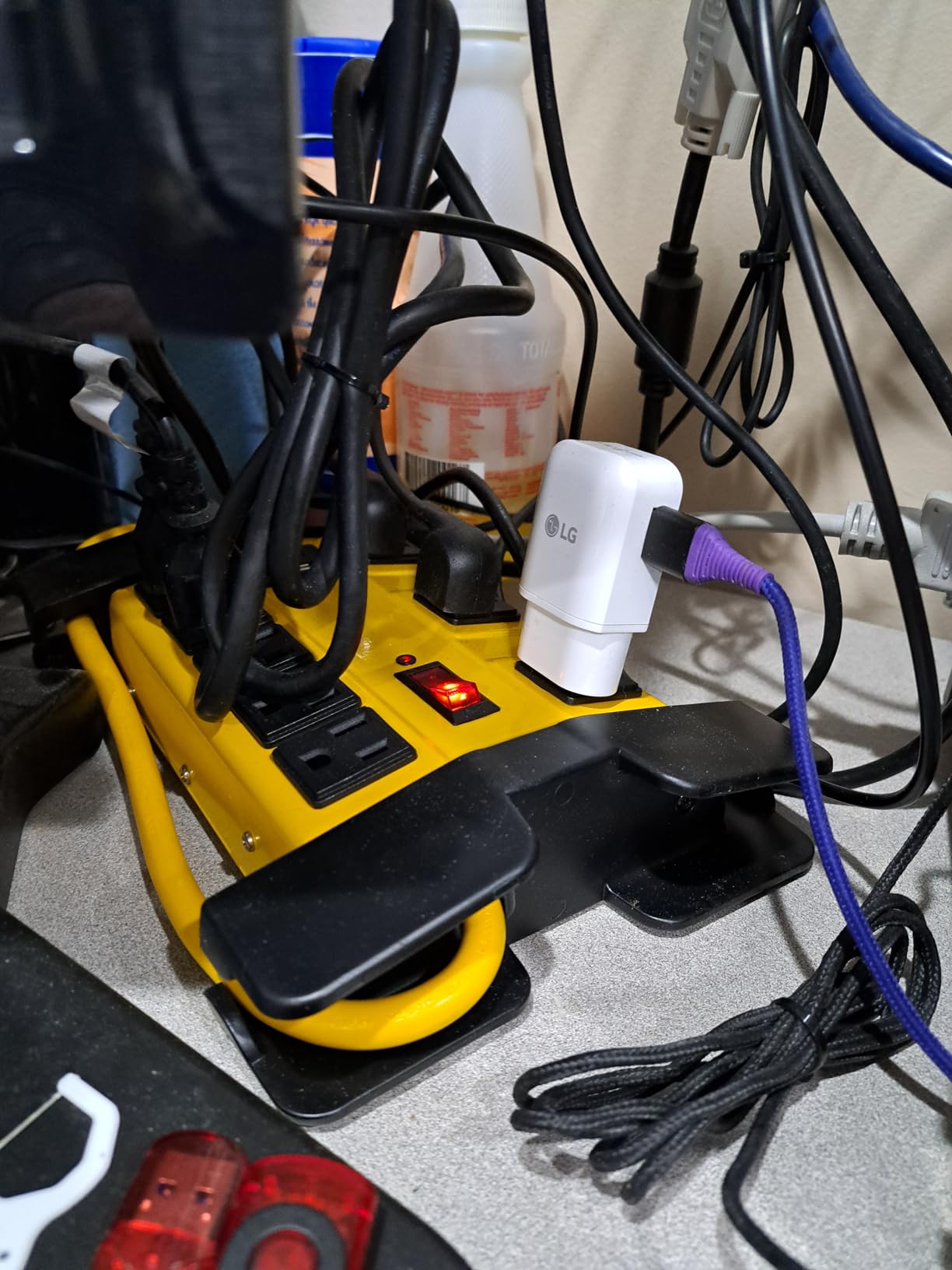 Heavy Duty Power Strip with USB, Workshop 8 Outlet Surge Protector 2700 Joules, Industrial Metal 15Amp Power Strip, 6FT Extension Cord and Wide Spaced. Yellow customer photo 1