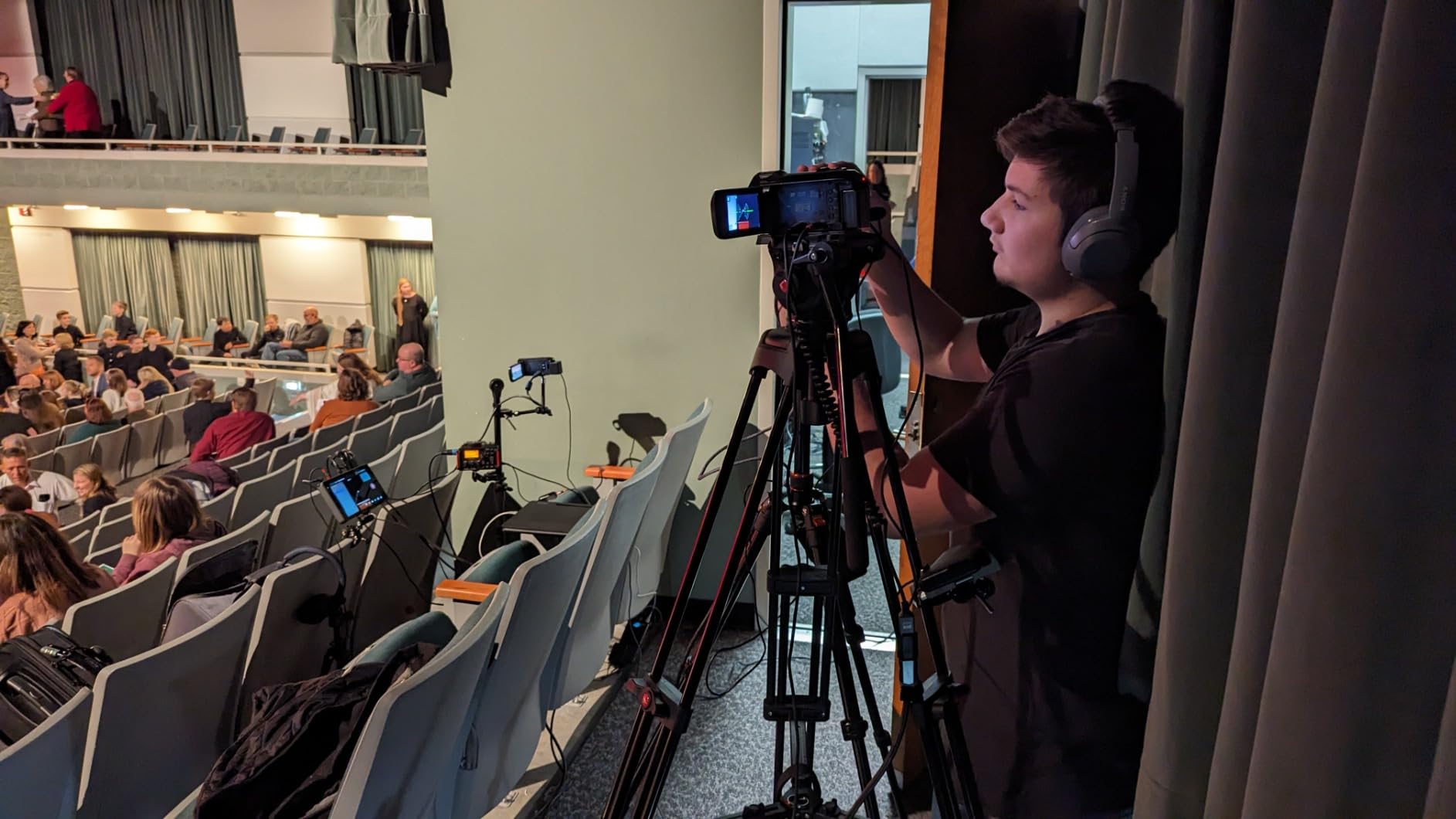 YoloLiv YoloBox Pro, All-in-one Portable Multi-Cam Live Streaming Studio Encoder Recorder Switcher (USA, Canada, Mexico Region) customer photo 1