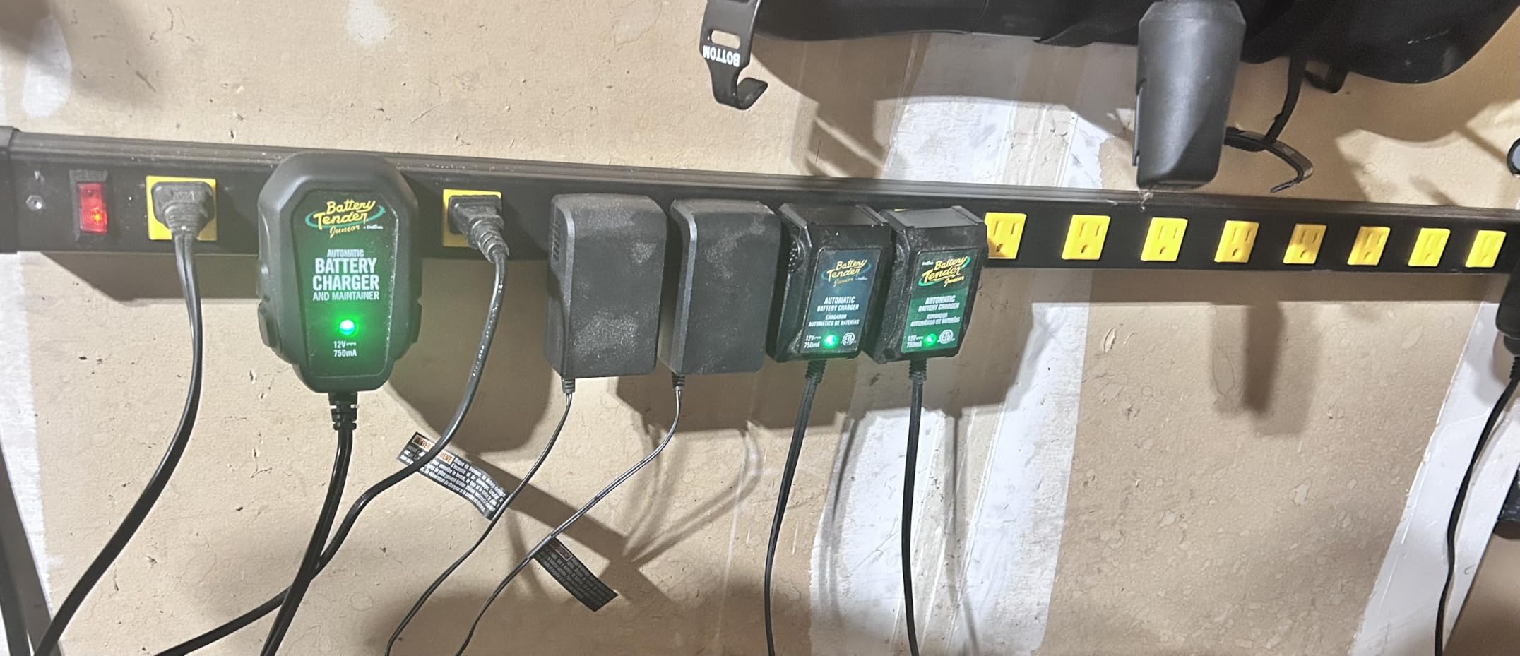 JUNNUJ Long Metal 16 Outlet Wide Spaced Garage Industrial Heavy Duty Power Strip with 6 FT Cord 15A, 125V, 1875W. Yellow customer photo 1