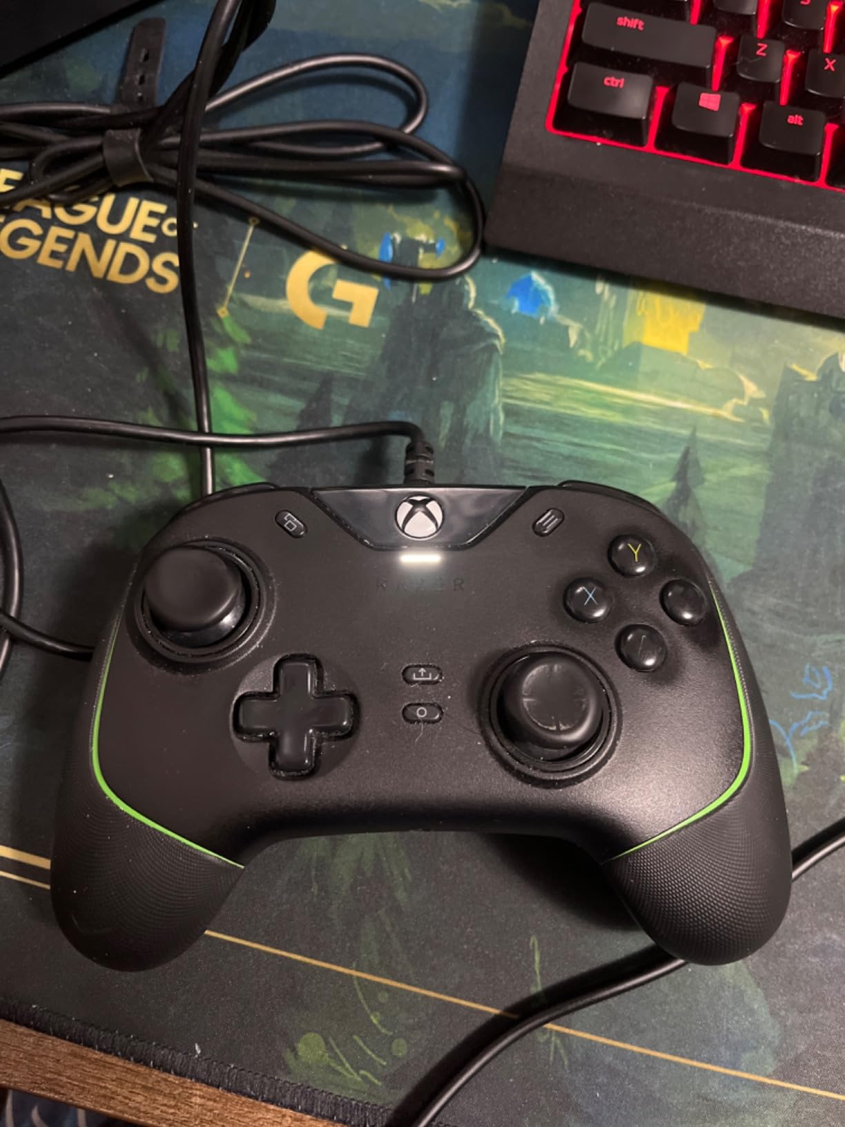 Razer Wolverine V2 Wired Gaming Controller for Xbox Series X|S, Xbox One, PC: Remappable Front-Facing Buttons - Mecha-Tactile Action Buttons and D-Pad - Trigger Stop-Switches - White customer photo 1