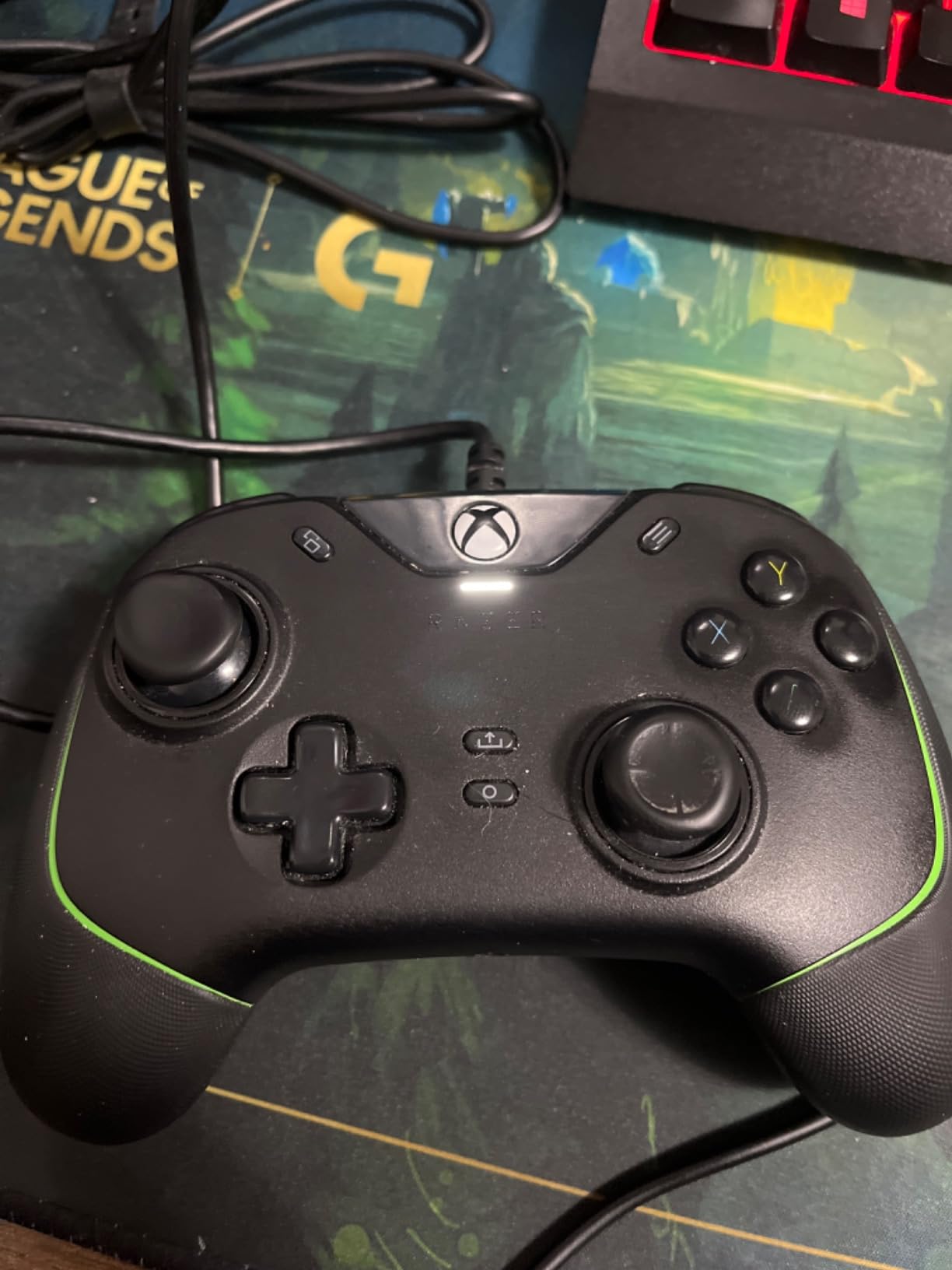 Razer Wolverine V2 Wired Gaming Controller for Xbox Series X|S, Xbox One, PC: Remappable Front-Facing Buttons - Mecha-Tactile Action Buttons and D-Pad - Trigger Stop-Switches - White customer photo 2