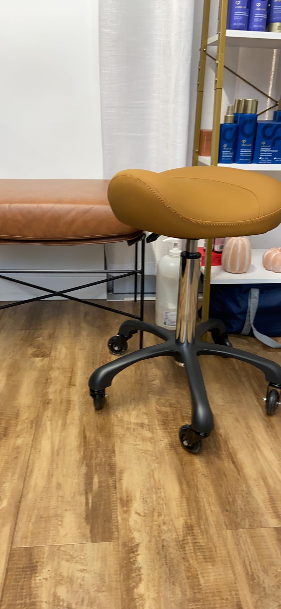 Hydraulic Saddle Stool with Wheels Height Adjustable Stylish Ergonomic Rolling Swivel Chair for Hygienic Clinic Salon Tatoo Massage Office (Camel) customer photo 2