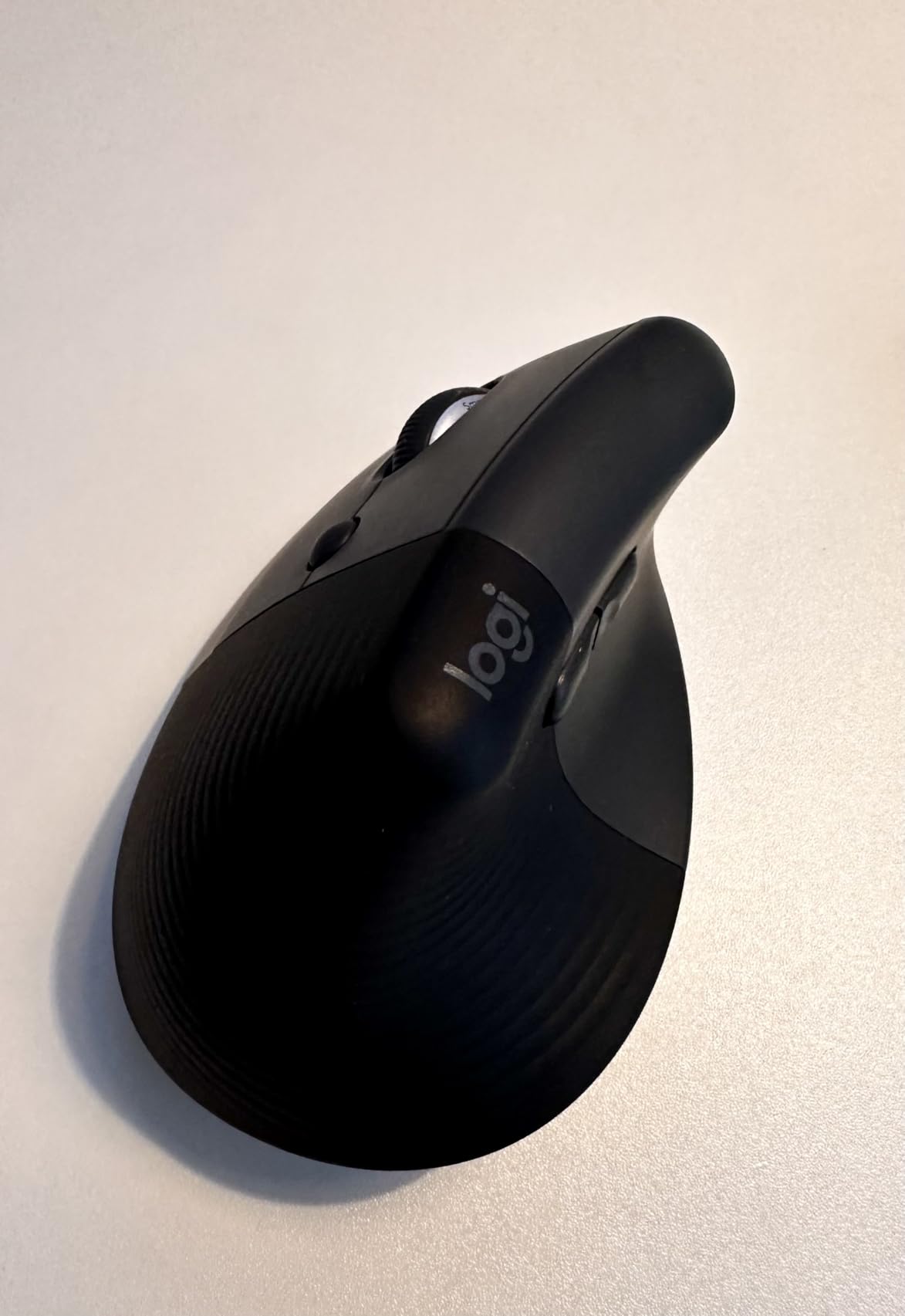 Logitech Lift Vertical Ergonomic Mouse, Left-Handed, Wireless, Bluetooth or Logi Bolt USB, Quiet Clicks, 4 Buttons, Compatible with Windows/macOS/iPadOS, Laptop, PC - Graphite customer photo 1