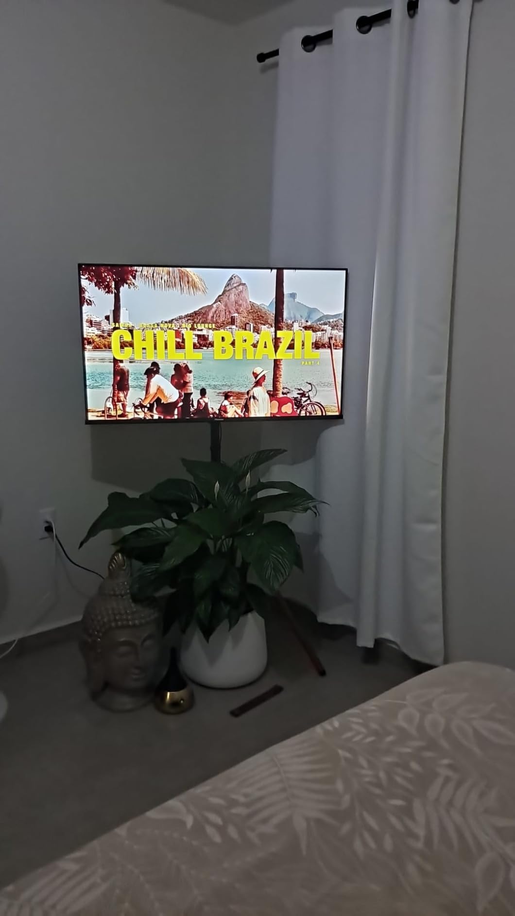 UPGRAVITY Easel TV Stand with Tripod Base for 45-65 inch Flat Screen up to 77lbs, Height Adjustable TV Stand Tripod for Living Room w/Cable Ties, 180 Swivel, Black customer photo 1