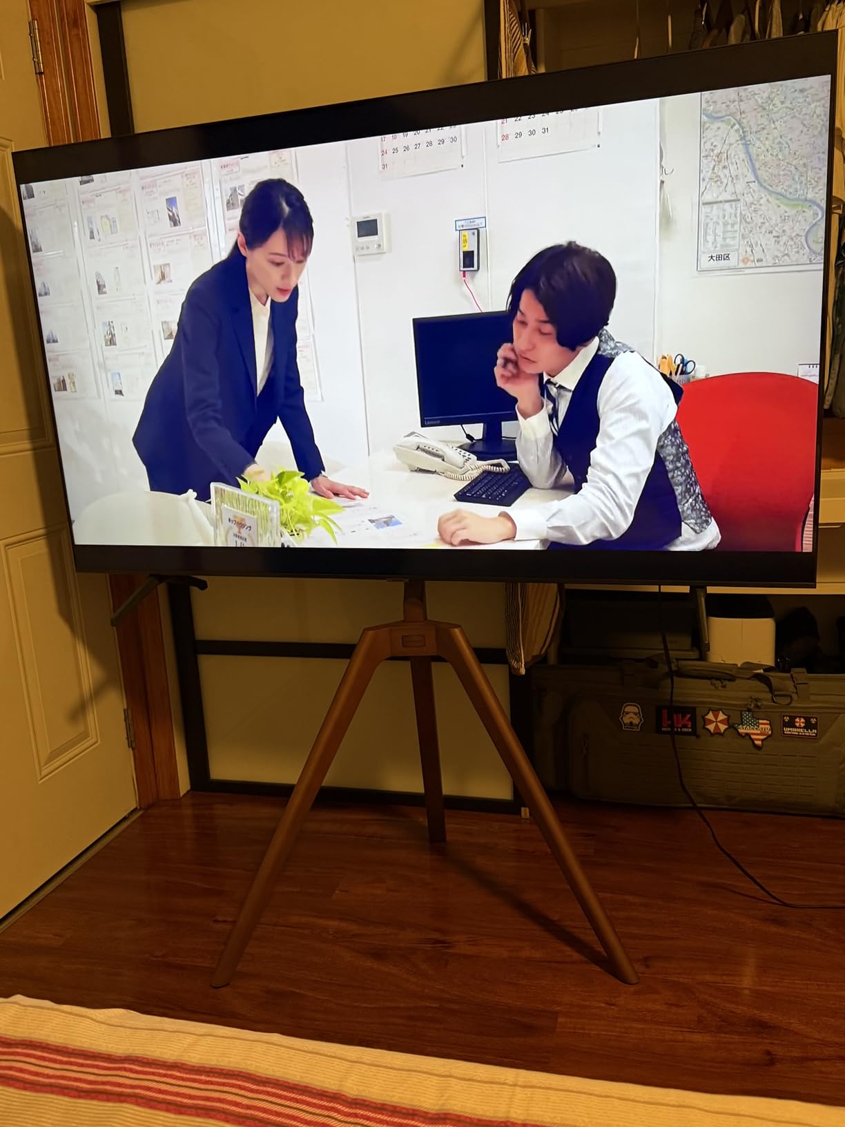 PUTORSEN Premium Wood Easel TV Stand, Adjustable TV Tripod Stand for 45-65 Inch LED LCD Screen, with Top TV Shelf and Magnetic Concealed Cable Management, Max Load 88lbs, Walnut customer photo 2