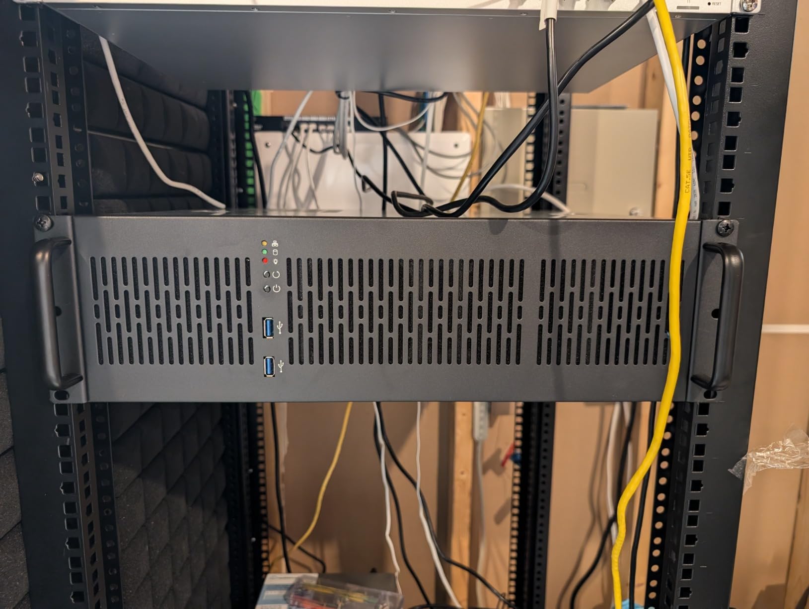 Rosewill 2U Server Chassis Rackmount Case, 4X 3.5 Bays, 2X 2.5 Devices, ATX Compatible, Up to 4X 80mm Fans, 2X USB 3.0, Silver/Black - RSV-Z2850U customer photo 1