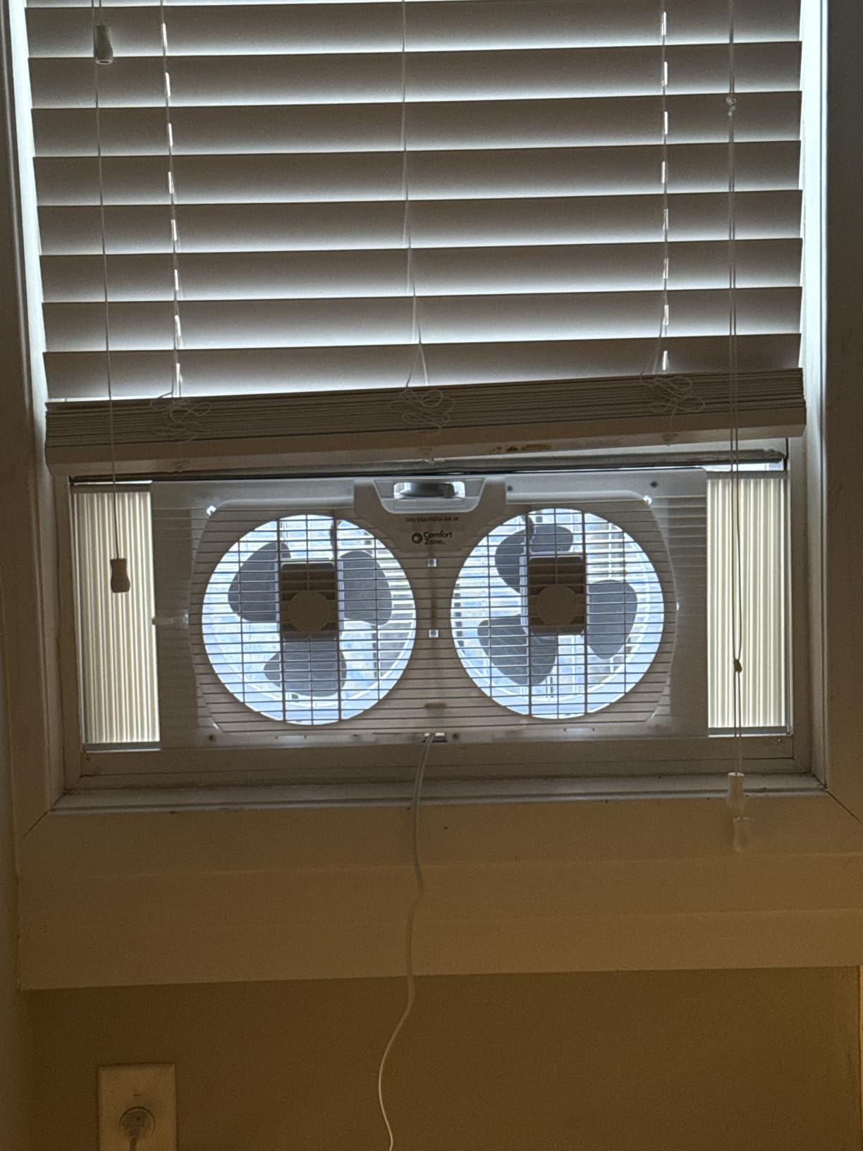 Comfort Zone 9-Inch 3-Speed Reversible Twin Window Fan - Dual Blade Window Exhaust Fan with Auto-Locking Expanders customer photo 1