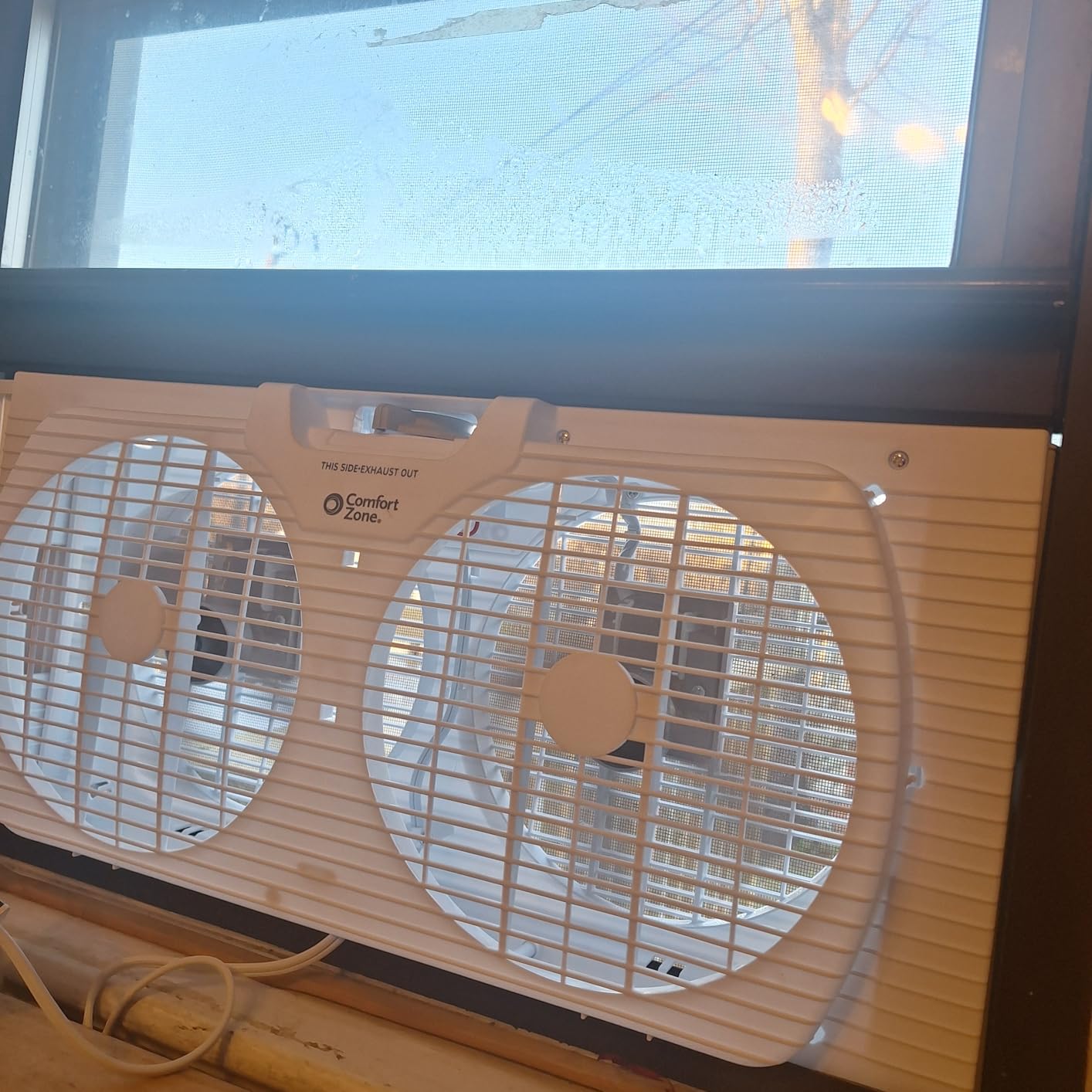 Comfort Zone 9-Inch 3-Speed Reversible Twin Window Fan - Dual Blade Window Exhaust Fan with Auto-Locking Expanders customer photo 2