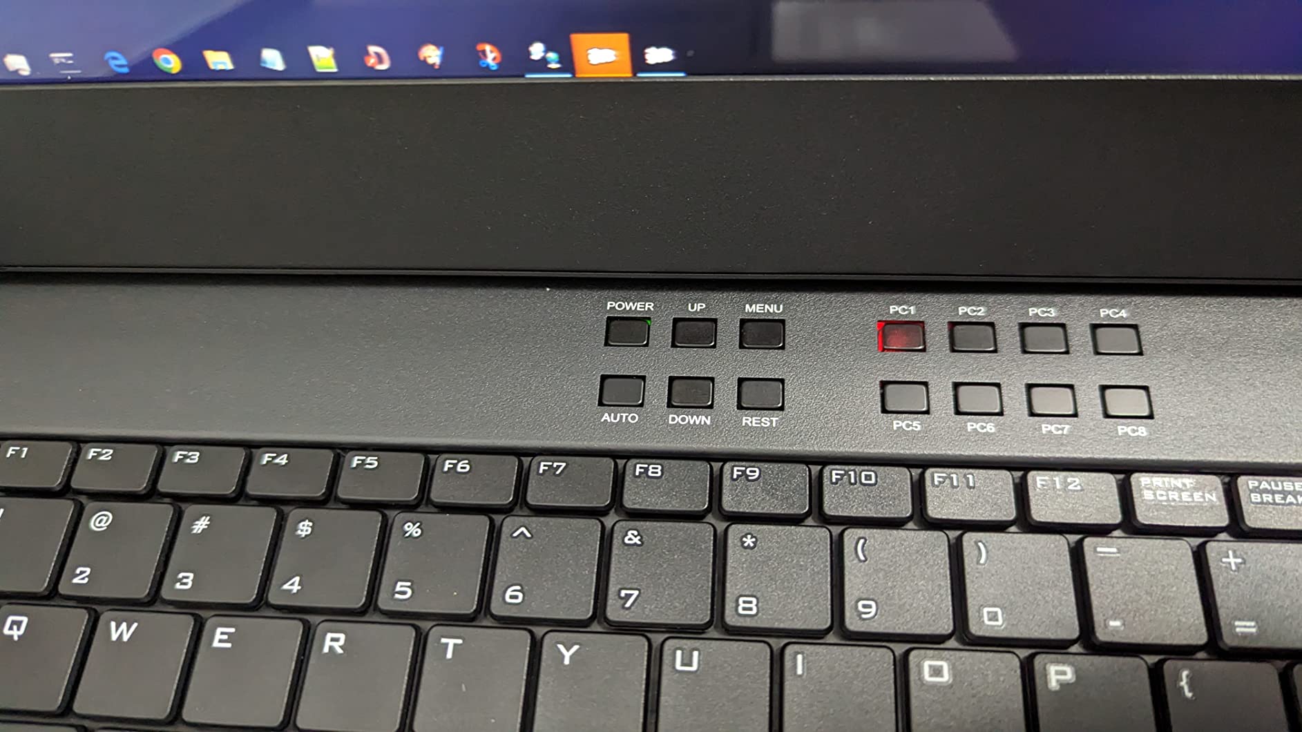 MT-VIKI Rack Mount KVM Console w/15.6