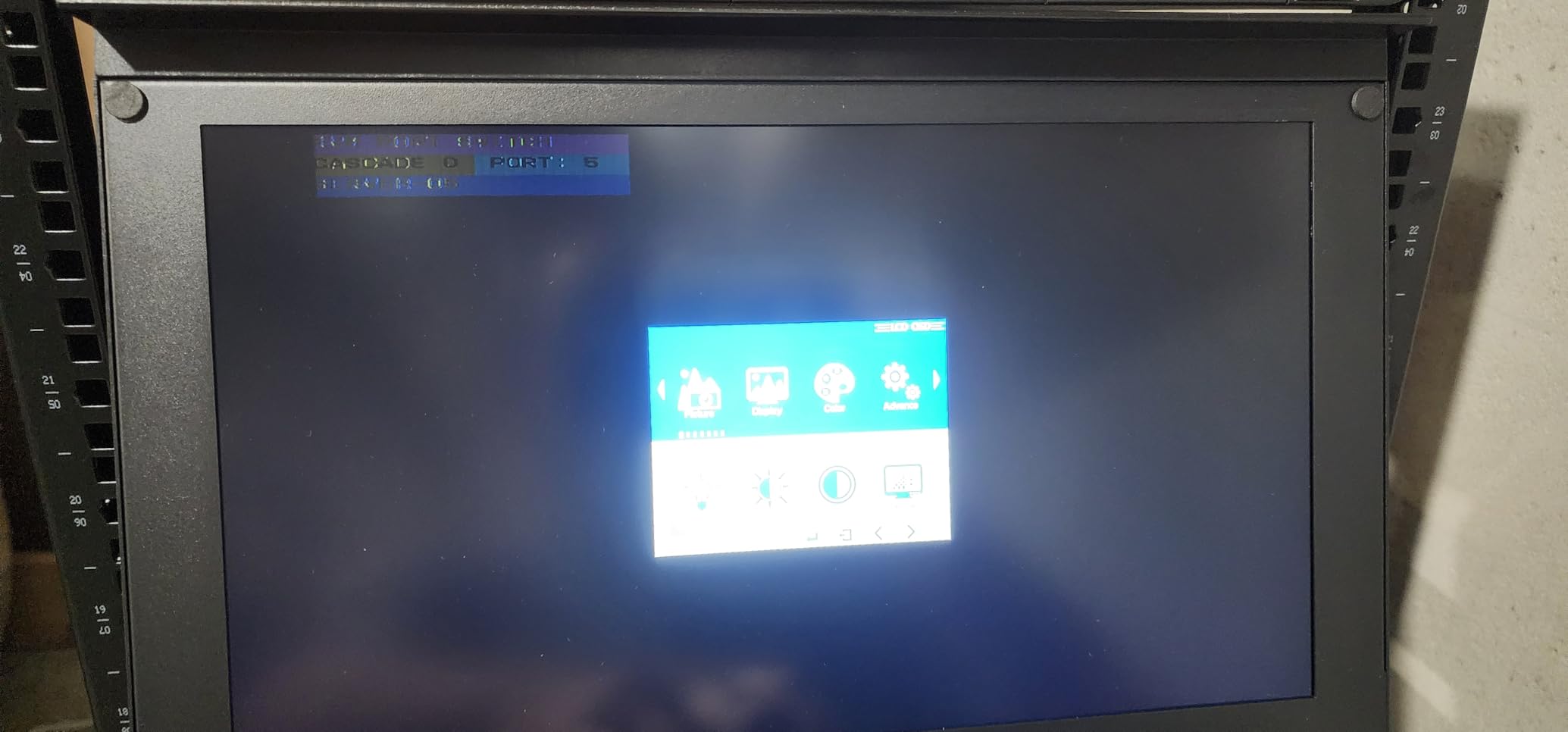 MT-VIKI Rack Mount KVM Console w/15.6