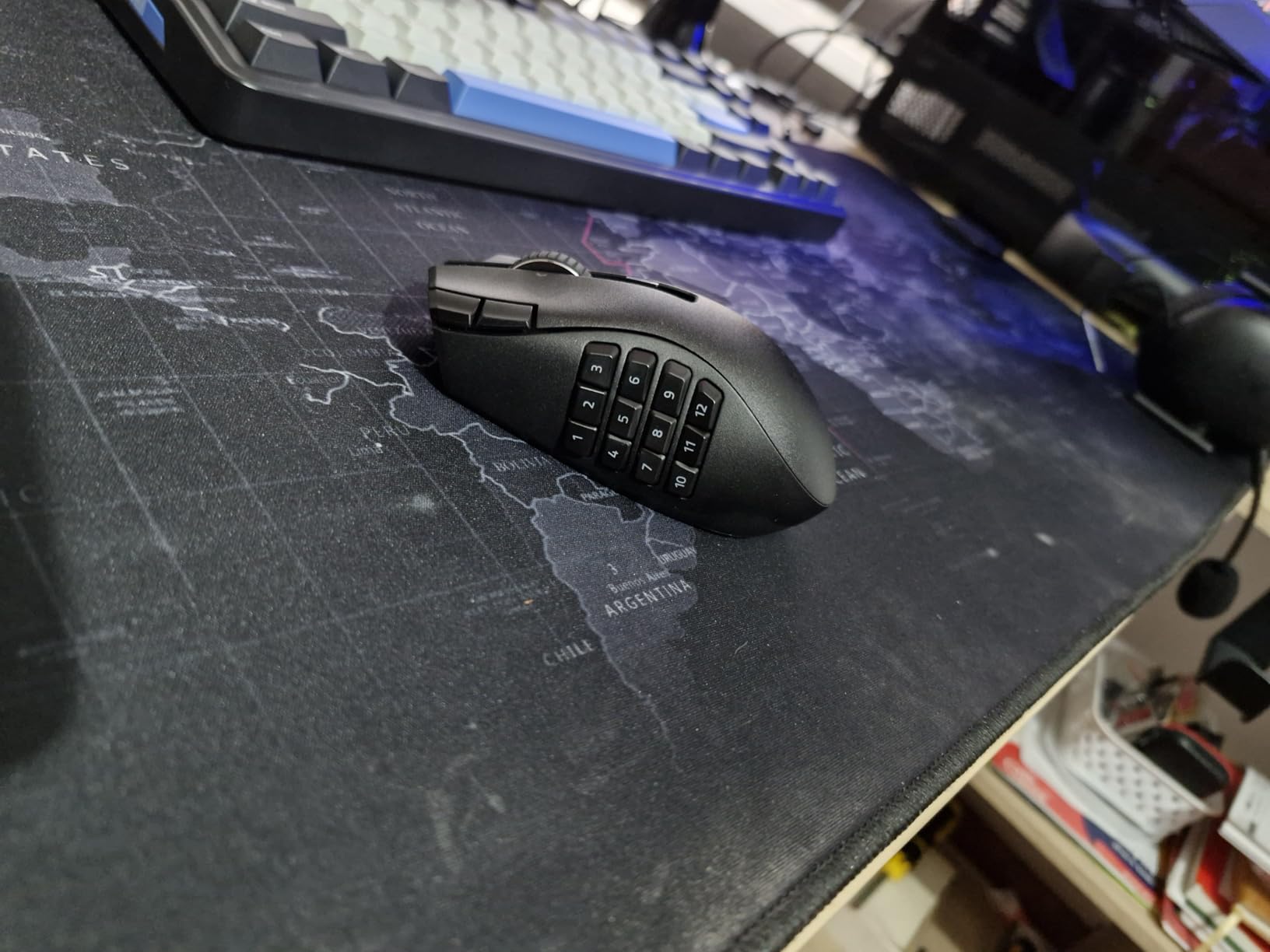 Razer Naga V2 HyperSpeed Wireless MMO Gaming Mouse: 19 Programmable Buttons - HyperScroll Technology - Focus Pro 30K Optical Sensor - Mechanical Mouse Switches Gen-2 - Up to 400 Hr Battery Life customer photo 2