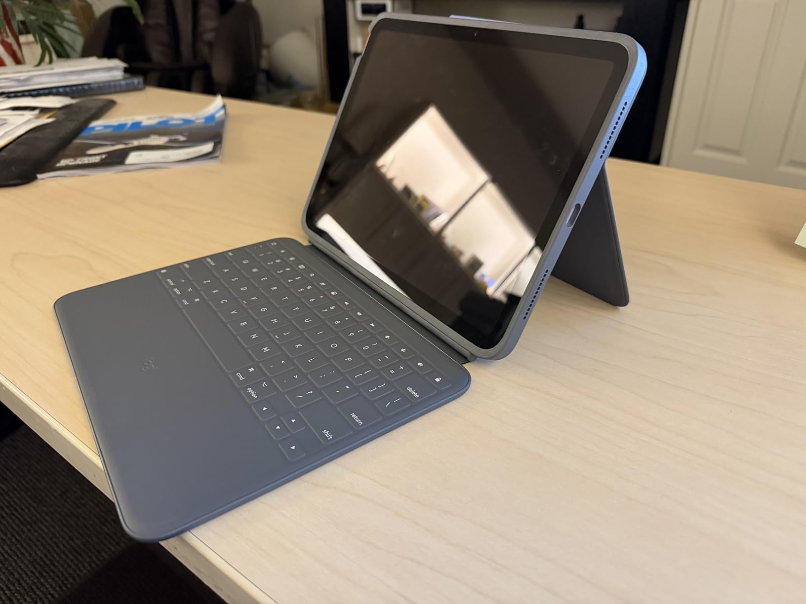 Logitech Rugged Folio Keyboard Case for iPad (10th gen & A16) with Smart Connector and Durable Spill-Proof Keyboard - Graphite customer photo 1