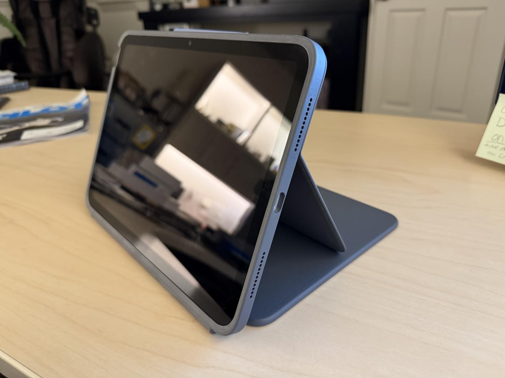 Logitech Rugged Folio Keyboard Case for iPad (10th gen & A16) with Smart Connector and Durable Spill-Proof Keyboard - Graphite customer photo 2