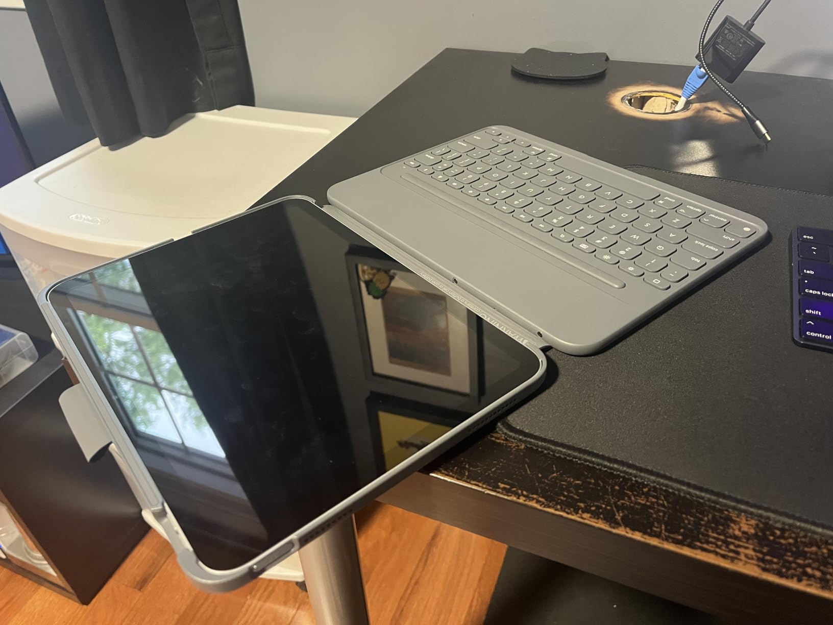 Logitech Slim Folio Keyboard Case for iPad (10th gen & A16) with Integrated Bluetooth Wireless Keyboard customer photo 1