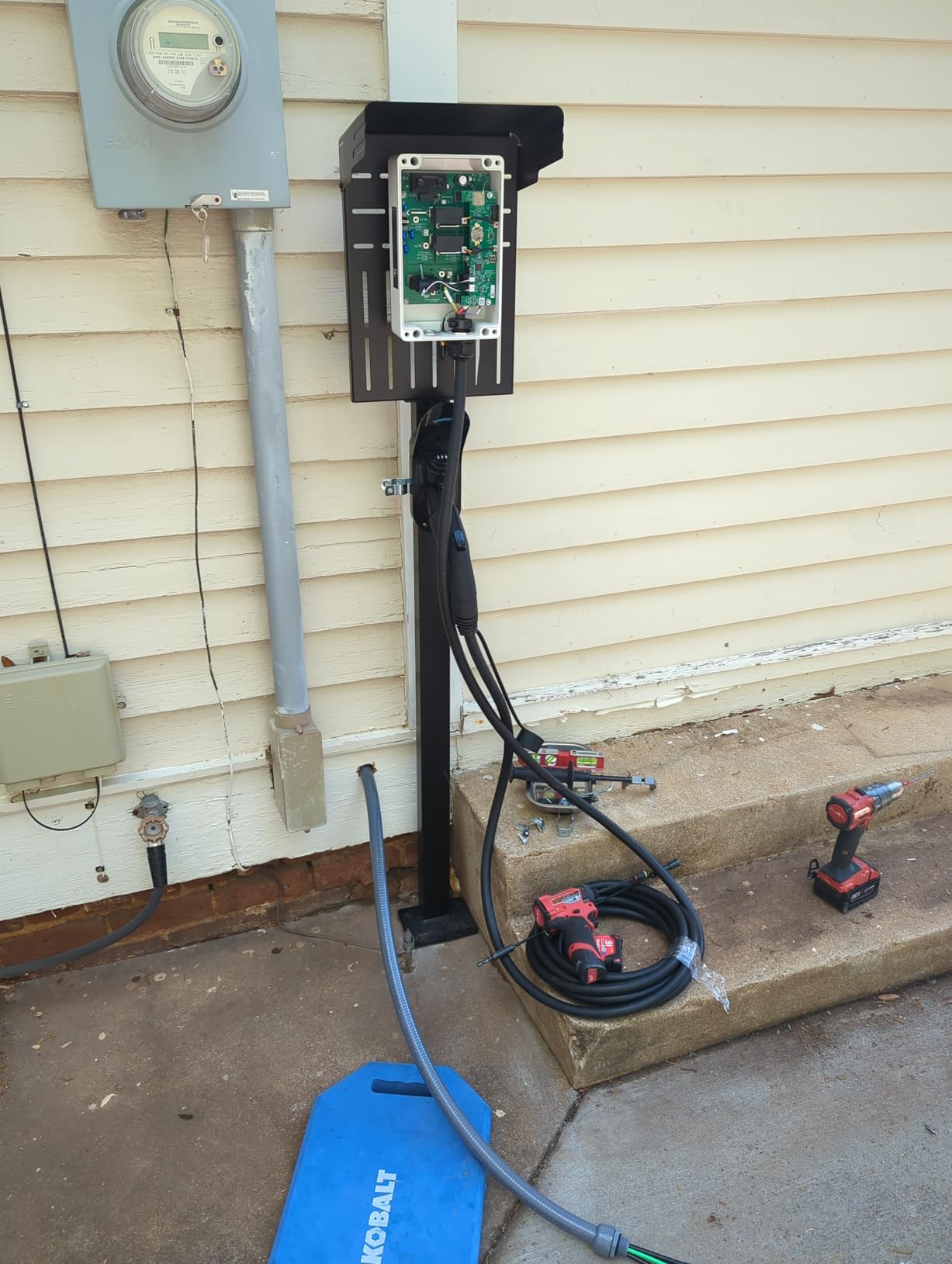 VIVO Outdoor EV Charging Stand, Weather Protection Hood, Pedestal for Charging Station, Floor Mounted, All Weather, Electric Vehicle Pile, Stainless Steel, Black, STAND-EV01C customer photo 1