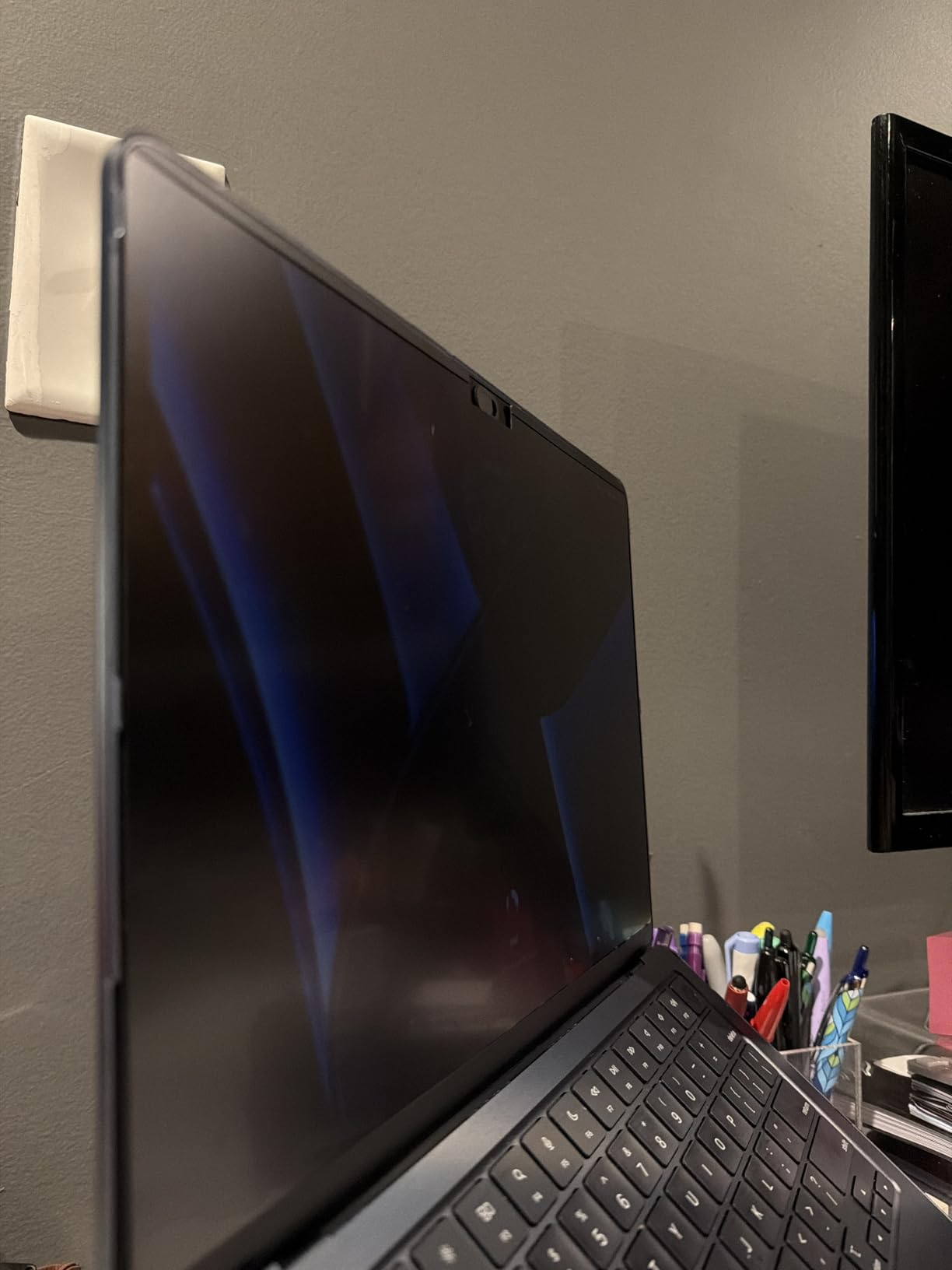 Spigen Privacy Filter Screen Protector [SafeView] designed for Macbook Air 13 inch M5 (2026) / M4 / M3 / M2 customer photo 1