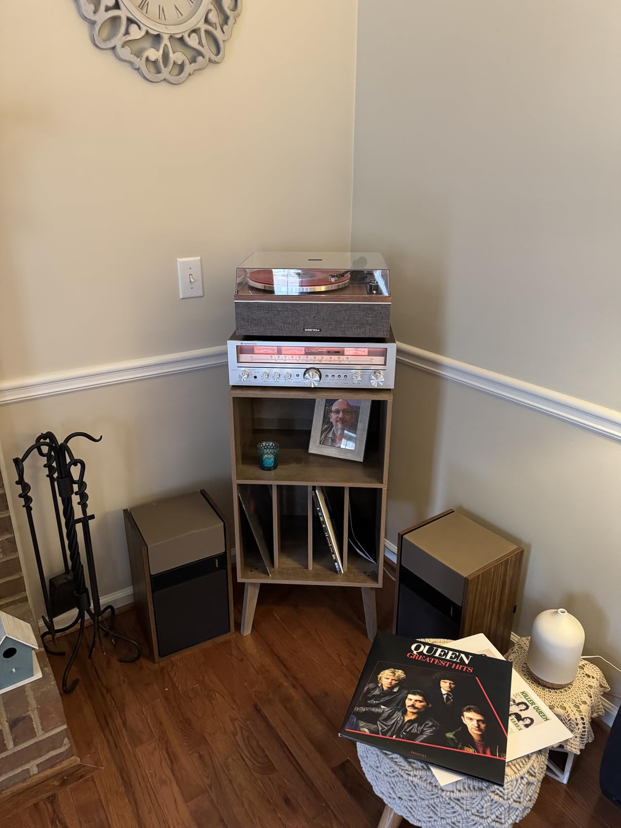 Lerliuo Record Player Stand, Walnut Turntable Stand Holds up to 160 Albums, Mid-Century Vinyl Storage Cabinet Table with Solid Wood Legs customer photo 1