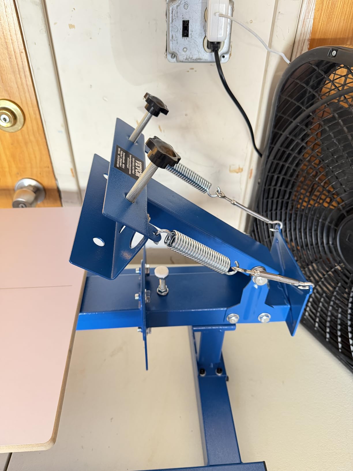 VEVOR Screen Printing Machine, 1 Color 1 Station Silk Screen Printing Press, 21.2x17.7in / 54x45cm Screen Printing Press, Double-Layer Positioning Pallet, Adjustable Tension for T-Shirt DIY Printing customer photo 1