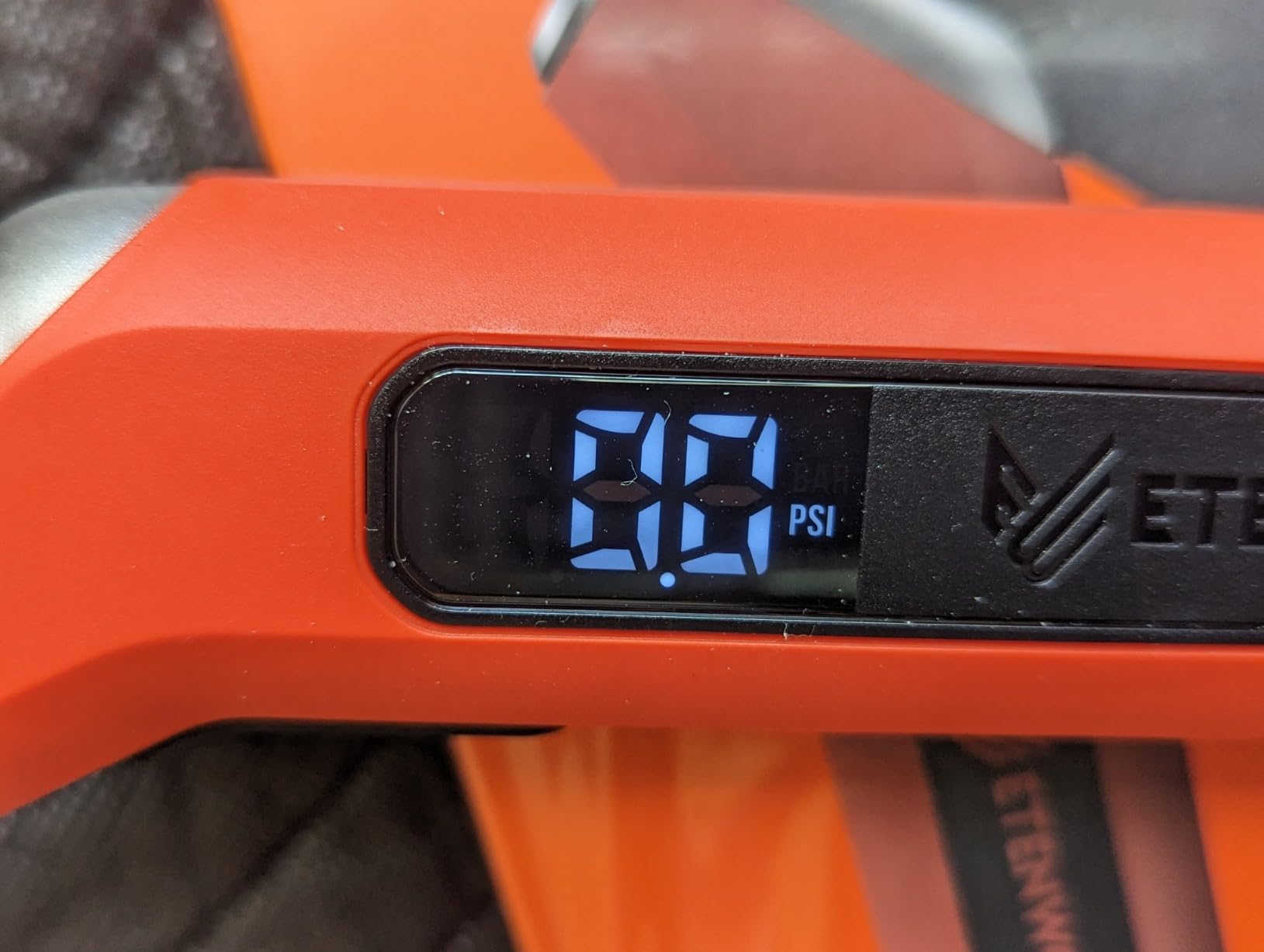 ETENWOLF T300 Digital Tire Pressure Gauge 3-200 PSI, Industrial Tire Gauge Calibrated to ANSI B40.7 Grade 2A(Plus-Minus 0.5%), Replaceable AAA Batteries (Vivid Orange) customer photo 1