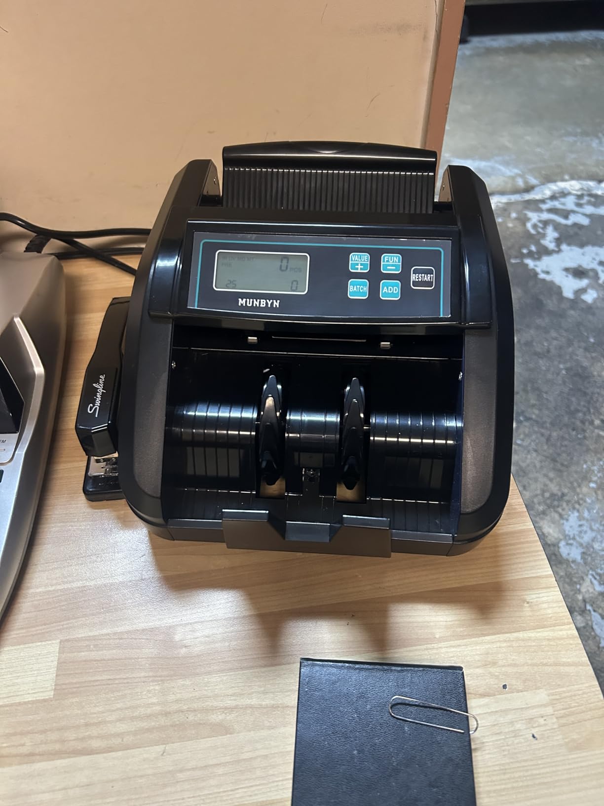 MUNBYN IMC51 Money Counter Machine Count Value, Add+Batch/Add+ Value Mode Bill Counter, UV/MG/IR/MT Detection, USD only Cash Counter,1100 Bills/min, Money Counting Machine with LCD Display (Black) customer photo 2