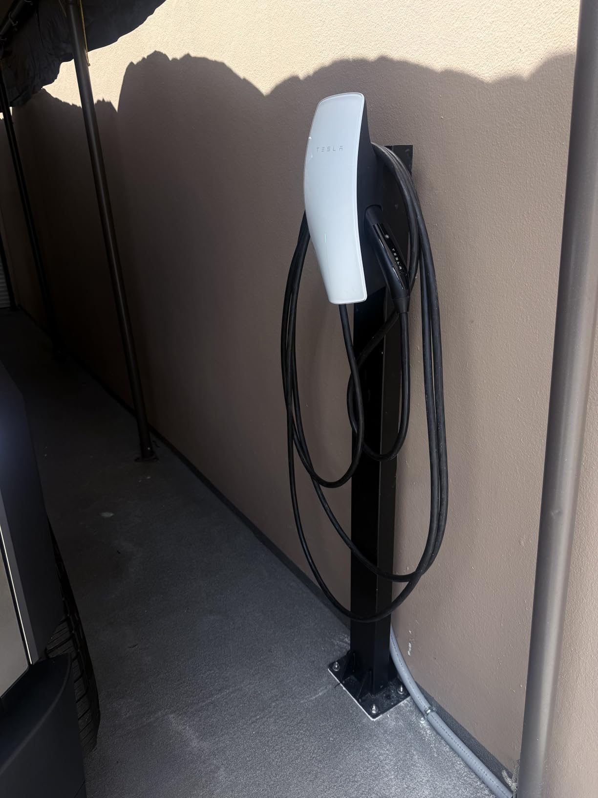 Cold-Rolled Steel Pedestal -Mounted EV Charger Pedestal for Tesla Charging Station with Attached Hook Upgraded Rain Cover New Energy Vehicle Charging Pile Column Lever EV Charging Pillar customer photo 1