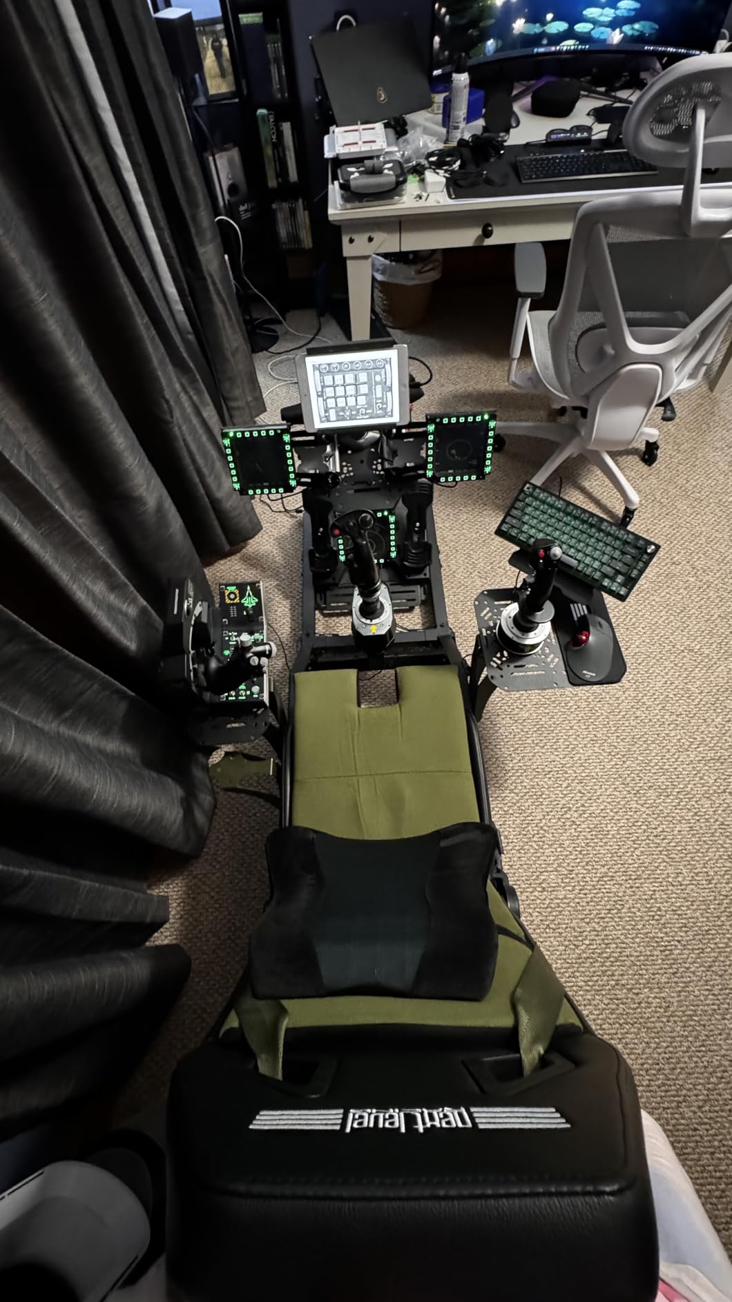 Thrustmaster Viper Panel: Backlit Control Panel, For Use with Viper TQS or Standalone, 43 Metal Action Buttons, Jettison, Trim, Landing Gear, Licensed by the U.S. Air Force (Compatible with PC) customer photo 1