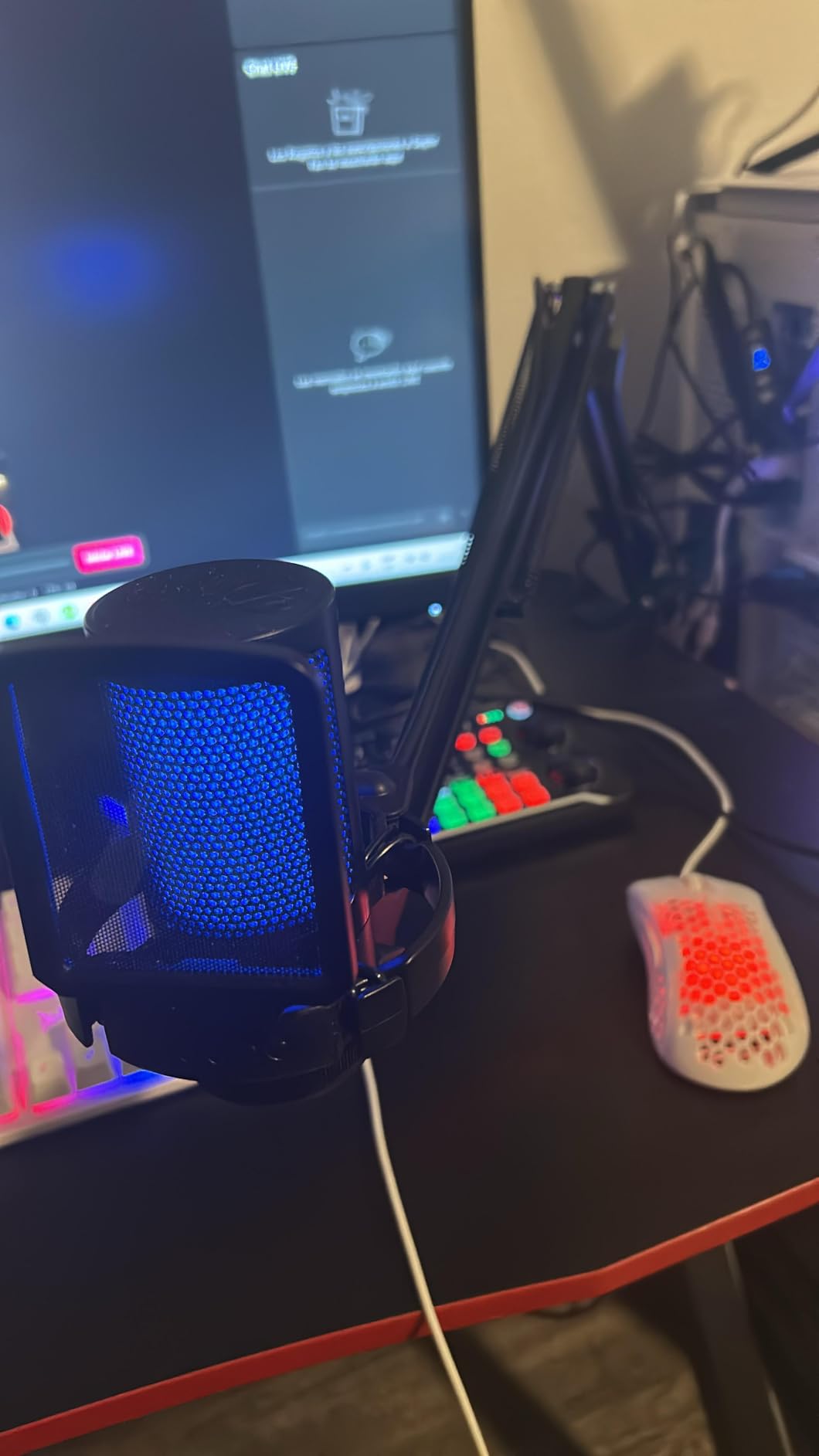 MAONO Gaming USB Microphone, Noise Cancellation Condenser Mic with Mute, Gain, Monitoring, Boom Arm Mic for Streaming, Podcast, Twitch, YouTube, Discord, PC, Computer, PS4, PS5, Mac, GamerWave DGM20S customer photo 1
