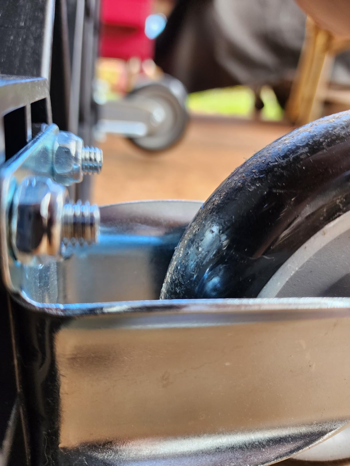 VEVOR Utility Service Cart, 2 Shelf 550LBS Heavy Duty Plastic Rolling Utility Cart with 360° Swivel Wheels (2 with Brakes), Large Lipped Shelf, Ergonomic Storage Handle for Warehouse/Garage/Cleaning customer photo 2