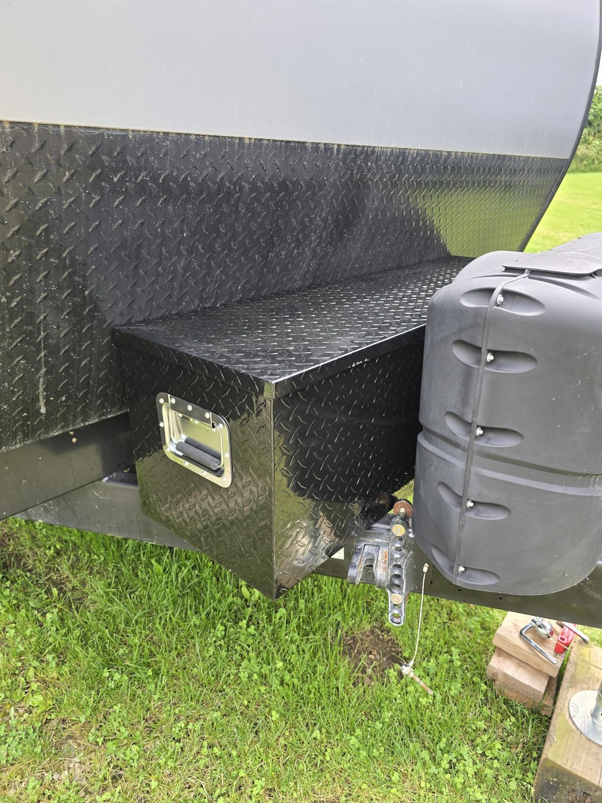 VEVOR Heavy Duty Aluminum Truck Bed Tool Box, Diamond Plate Tool Box with Side Handle and Lock Keys, Storage Tool Box Chest Box Organizer for Pickup, Truck Bed, RV, Trailer, 39