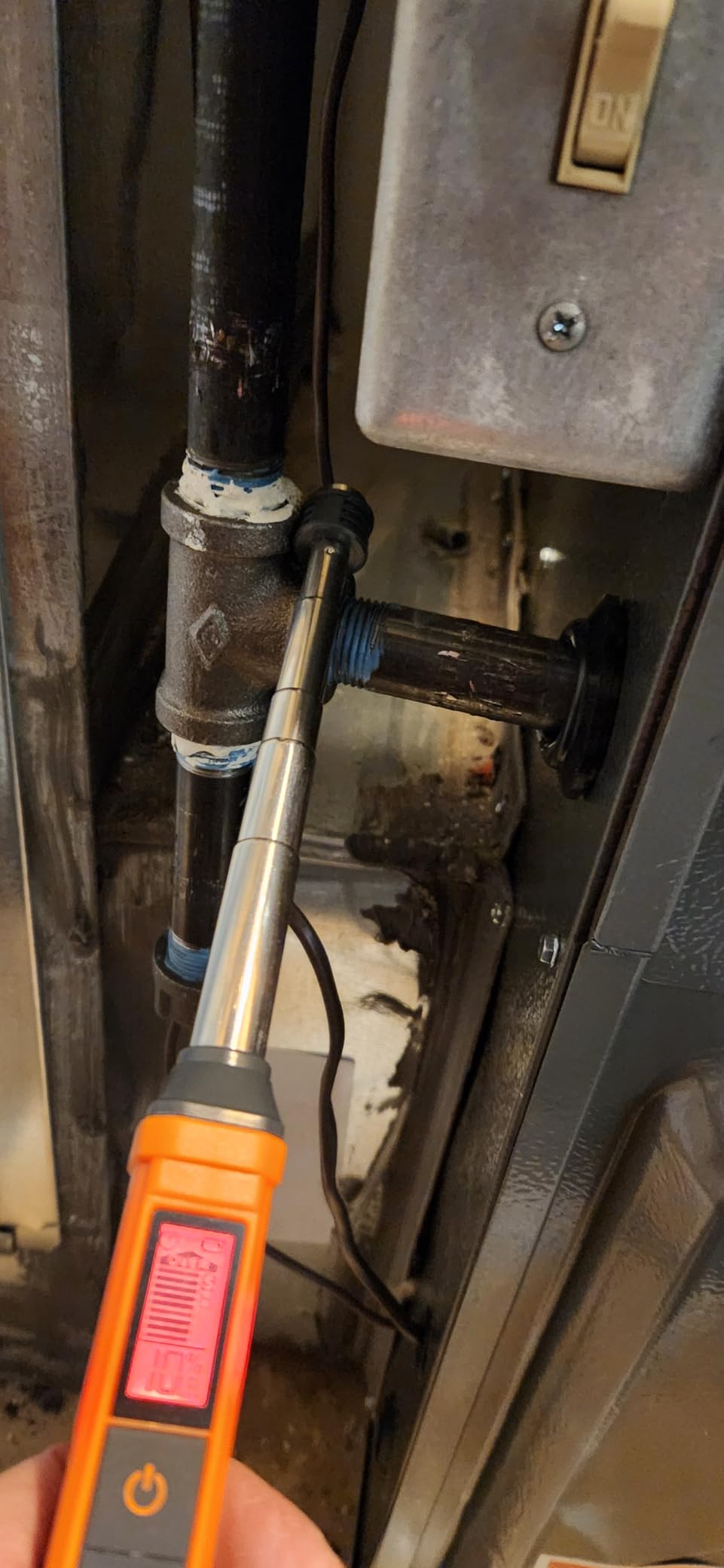 Natural Gas Detector, TopTes PT299 Gas Leak Detector with Extendable Rod, Portable Propane Sniffer for Detecting Combustible Leaks Like Methane & Butane for Home, RV (Includes Battery x2) - Orange customer photo 1