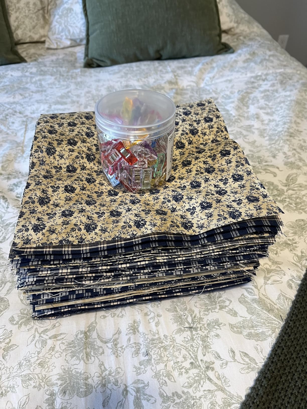 Fiskars 60mm Rotary Cutter for Fabric with Ergonomic Loop Grip And Comfort Handle, Titanium Rotary Fabric Cutter for Thick Materials, Easy and Safe Blade Change, Sewing Supplies and Quilting Tools customer photo 2