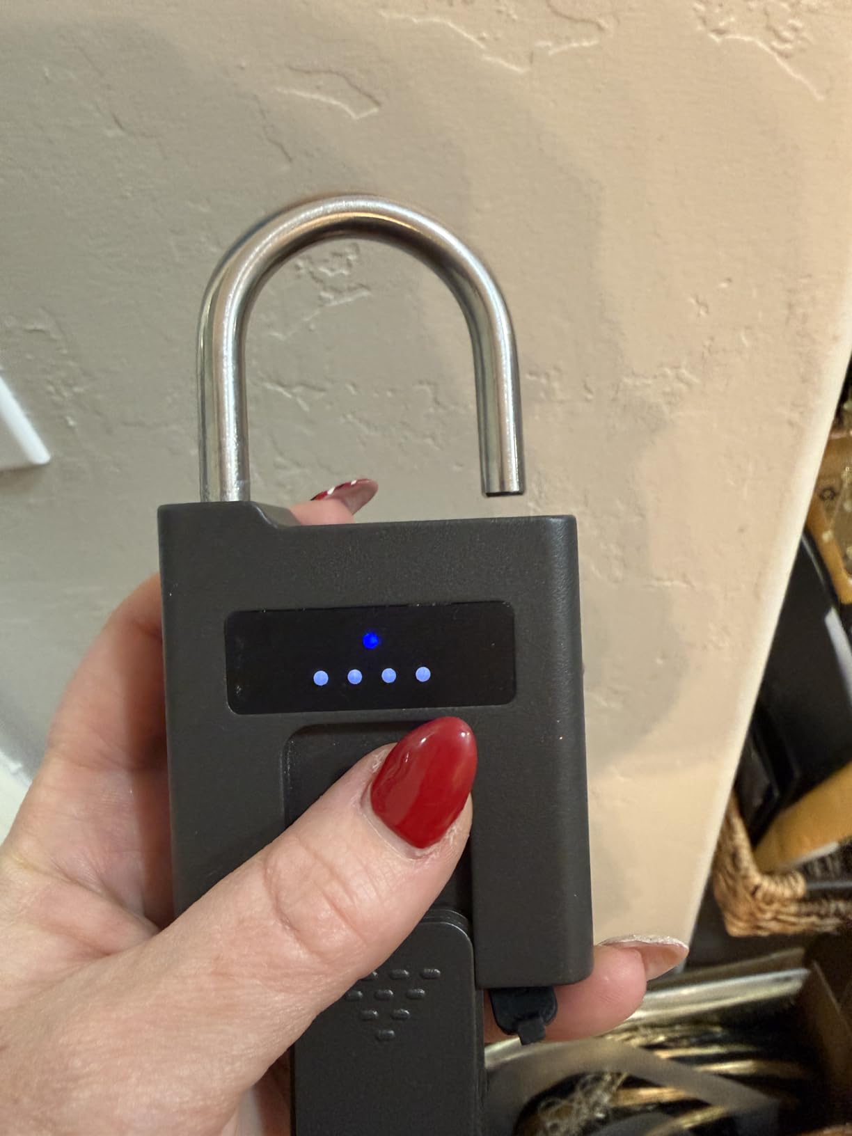 eLinkSmart Fingerprint Padlock with Key Backup, Heavy Duty Weatherproof Bluetooth Biometric Keyless Electronic Digital Smart Pad Lock for Gate Outdoor Fence Gym Locker Pool Shed Storage customer photo 1