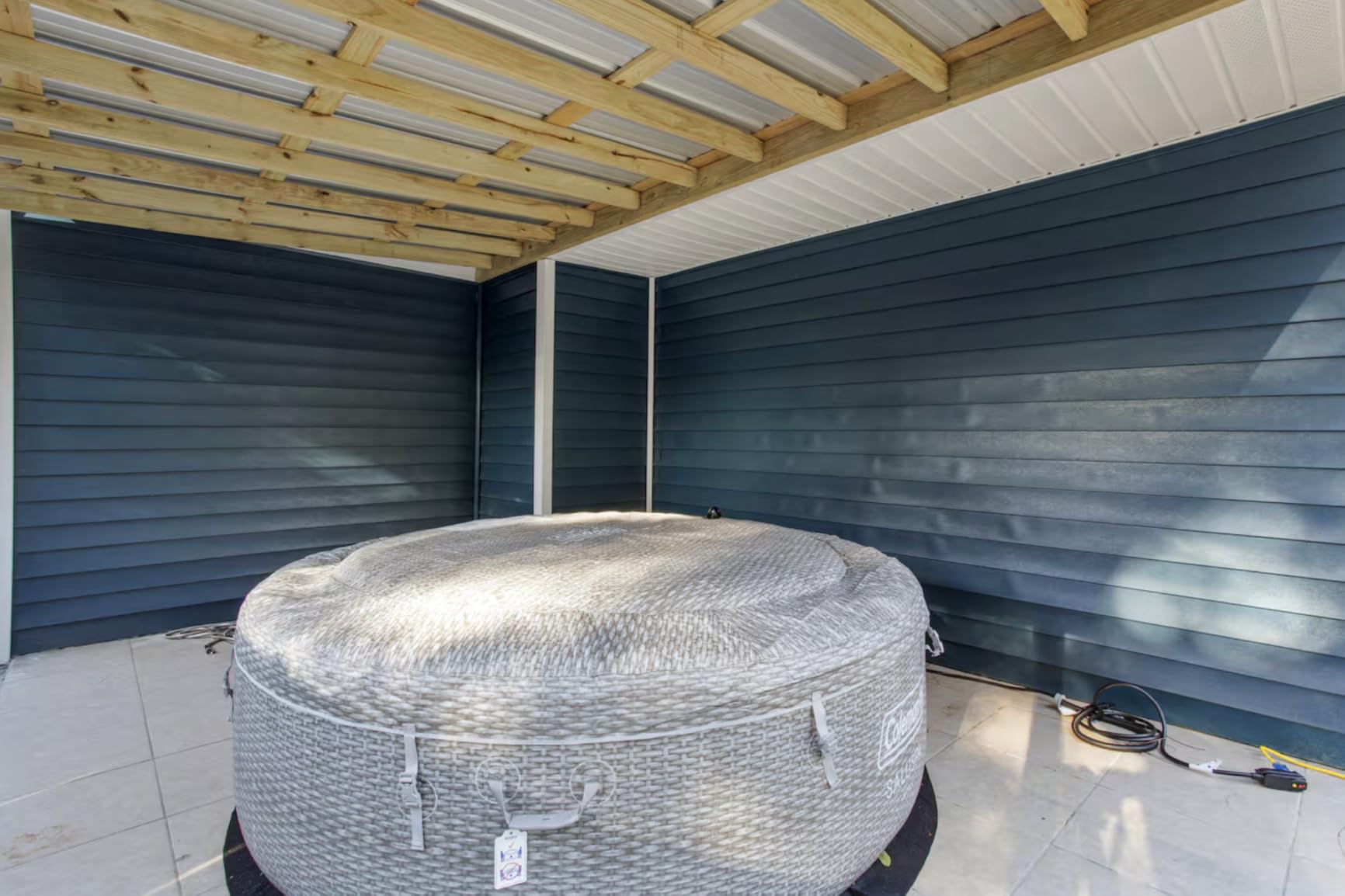 Bestway SaluSpa Honolulu 4 to 6 Person Inflatable Hot Tub, Round Energy-Efficient Portable Outdoor Spa with 140 AirJets, 77