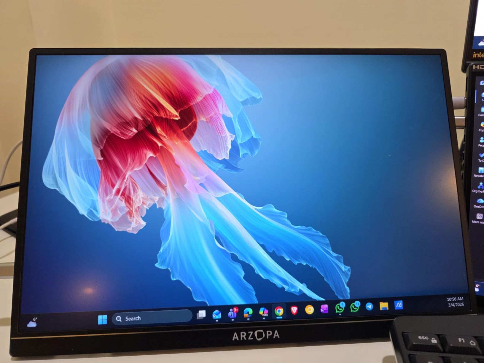 ARZOPA 16 inch 2.5K Portable Monitor, 2560x1600 QHD IPS Display 123% sRGB with Built-in Stand USB-C HDMI Eye Care External Second Screen for Mac Laptop Phone PS4/5 Xbox Switch customer photo 1