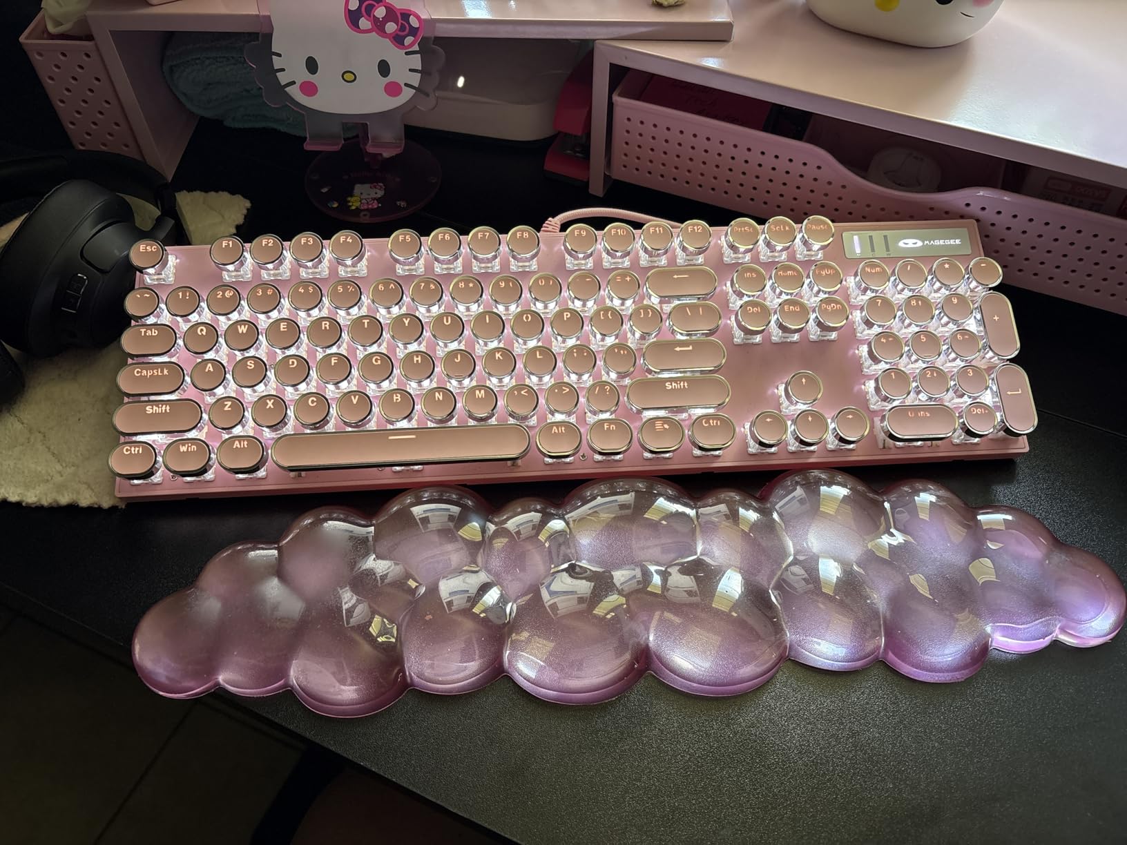 Camiysn Typewriter Style Mechanical Keyboard, Retro Punk Gaming Keyboard with Gold LED Backlit, Cute Wired Keyboards, 104 Keys Full Size Keyboards, Unique Round Keycaps for Windows/Mac/PC (White&Gold) customer photo 1
