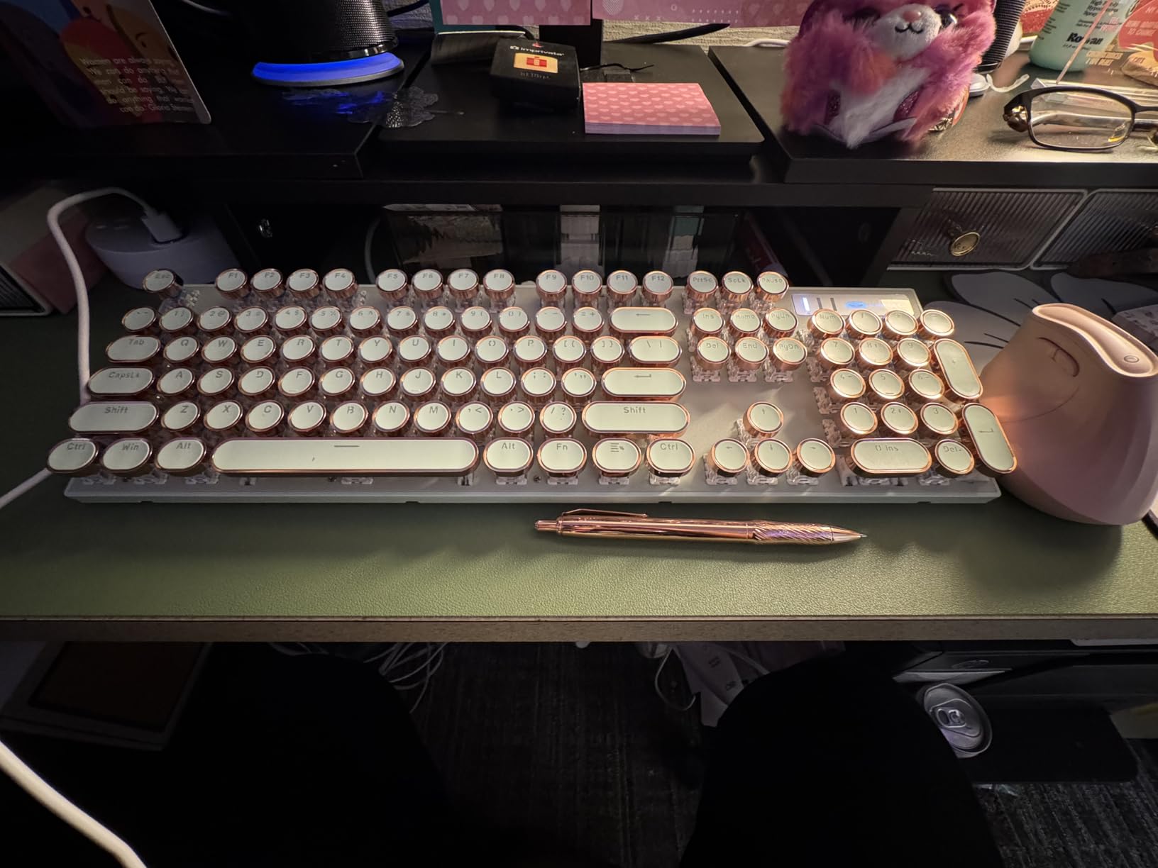 Camiysn Typewriter Style Mechanical Keyboard, Retro Punk Gaming Keyboard with Gold LED Backlit, Cute Wired Keyboards, 104 Keys Full Size Keyboards, Unique Round Keycaps for Windows/Mac/PC (White&Gold) customer photo 2