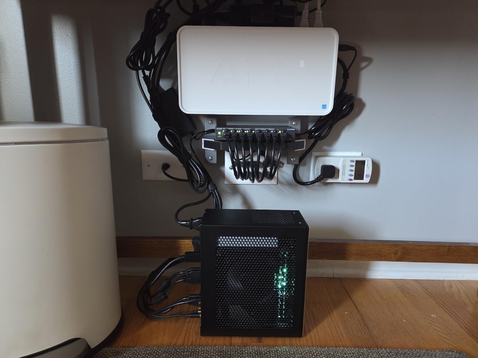 APC Back-UPS 1050VA / 600W UPS Battery Backup Surge Protector, 8 Outlets, Type C Charger, BE105G3 Uninterruptible Power Supply for Home Office & Computer customer photo 1