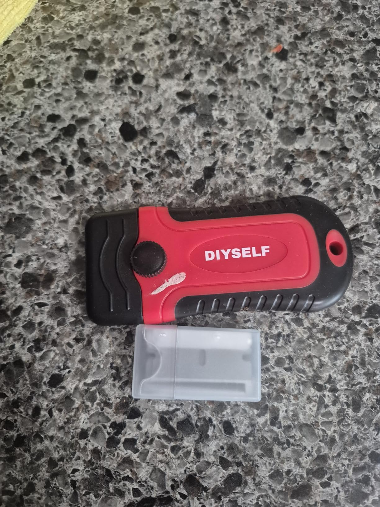 DIYSELF 1 Pack Razor Blade Scraper with 15 Extra Blades, Scraper Tool for Cleaning Window, Paint, Cooktop, Oven, Glass Stove Top Scraper, Razor Scraper with Buit-In Blade Storage customer photo 1