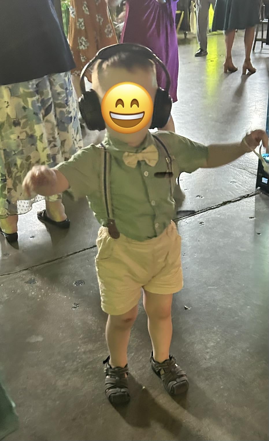 Skullcandy Grom Wireless Headphones, Volume-Limiting Audio, Comfortable Over-Ear Fit, Designed for Kids 6+, Up to 45 Hours Battery, Backup 3.5mm AUX Cable Included customer photo 1