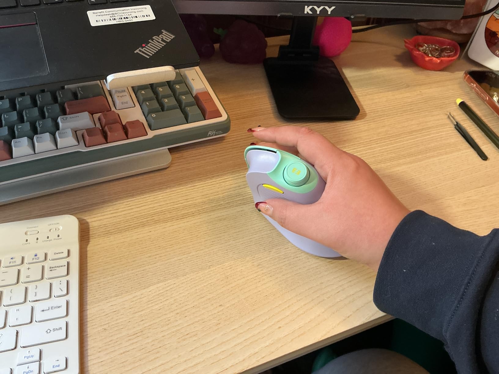 seenda Ergonomic Mouse Wireless, MOU-302 Bluetooth Vertical Mouse Rechargeable, Optical Mice with 1000/1600/2400 DPI, Volume Knob, 3 Multi-Device Connectivity for Computer/PC/Laptop/Mac, Purple customer photo 2