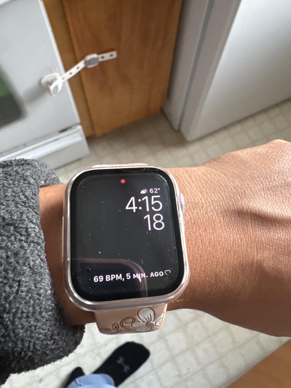 Apple Watch Series 9 [GPS + Cellular, 41mm] - Aluminum Case with Pink Sport Loop, One Size (Renewed) customer photo 2