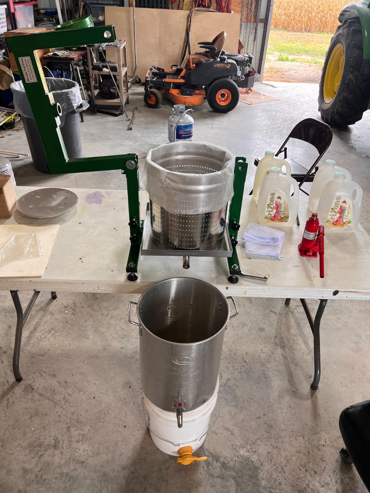 5.28 Gallon / 20L Mosakar Hydraulic Fruit Press. 2 Ton Pressure. Parts contact with Juice are AISI 304 Stainless Steel. Home Grape Wine Juice Apple Cider Press customer photo 1