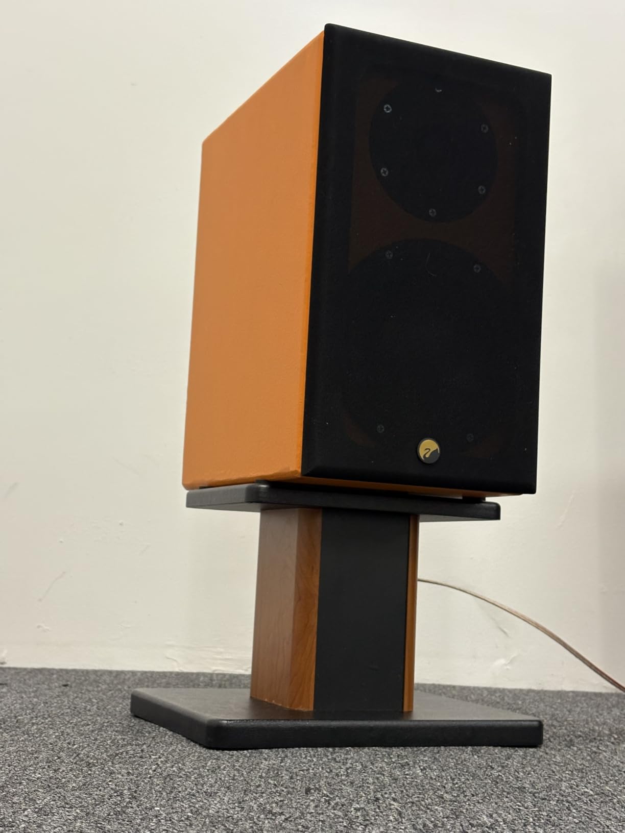 Rockville RHT8D Desktop Speaker Stands, Dark Wood, 66 lbs Capacity, Vibration Isolation Pads, Sturdy MDF Build, Sleek Design, for Bookshelf Speakers and Studio Monitors customer photo 1