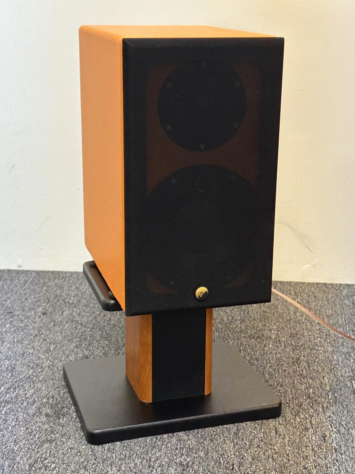 Rockville RHT8D Desktop Speaker Stands, Dark Wood, 66 lbs Capacity, Vibration Isolation Pads, Sturdy MDF Build, Sleek Design, for Bookshelf Speakers and Studio Monitors customer photo 2